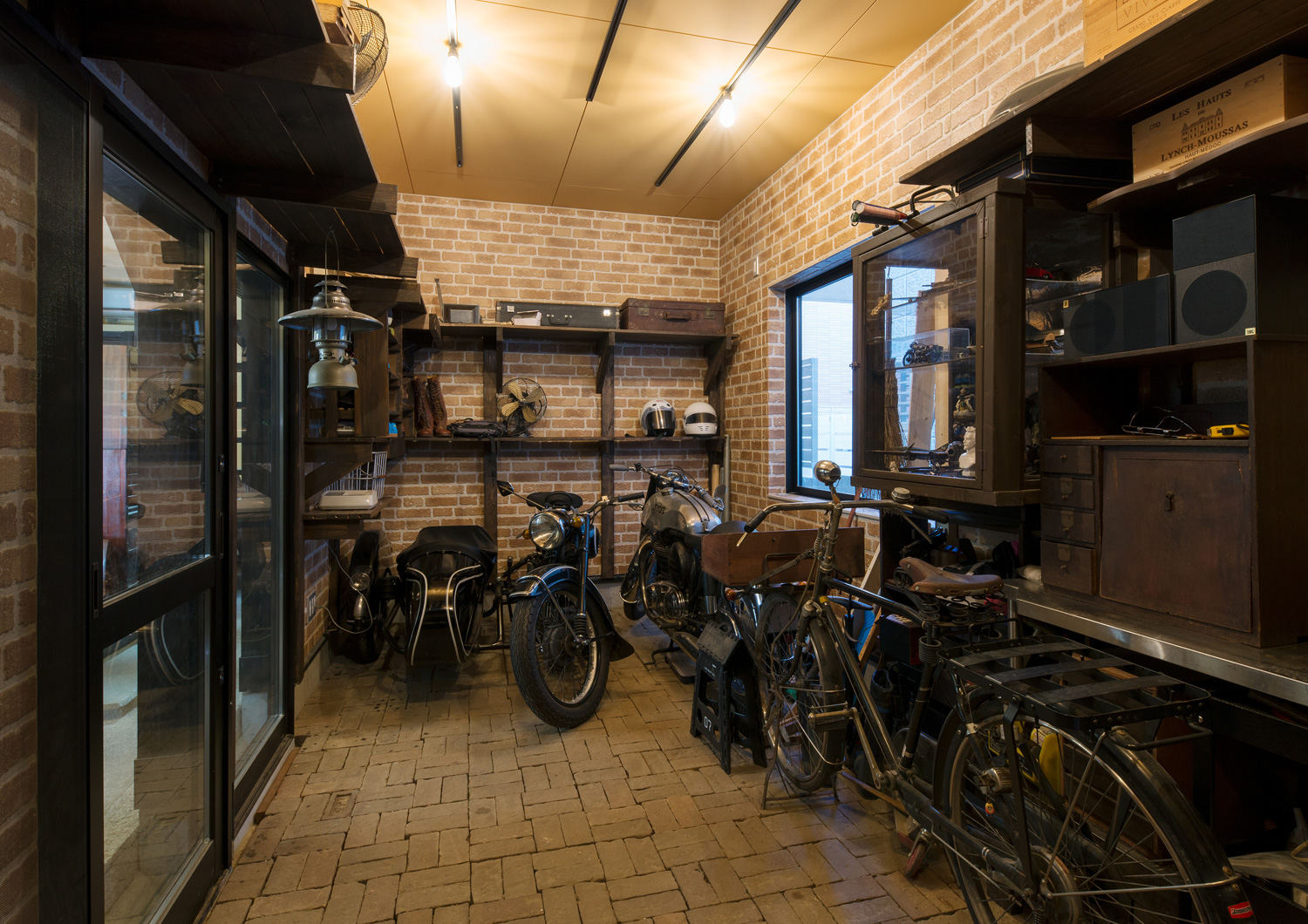 壁面収納や窓を設けた、自転車やバイクが収納されたガレージ・デザイン住宅 注文住宅・デザイン住宅建築実例_『CASE607 懐（ふところ）』_ガレージ