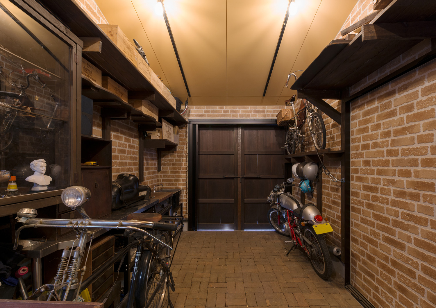 レンガ風の壁紙に、壁面収納を設けたガレージ・デザイン住宅 注文住宅・デザイン住宅建築実例_『CASE607 懐（ふところ）』_ガレージ