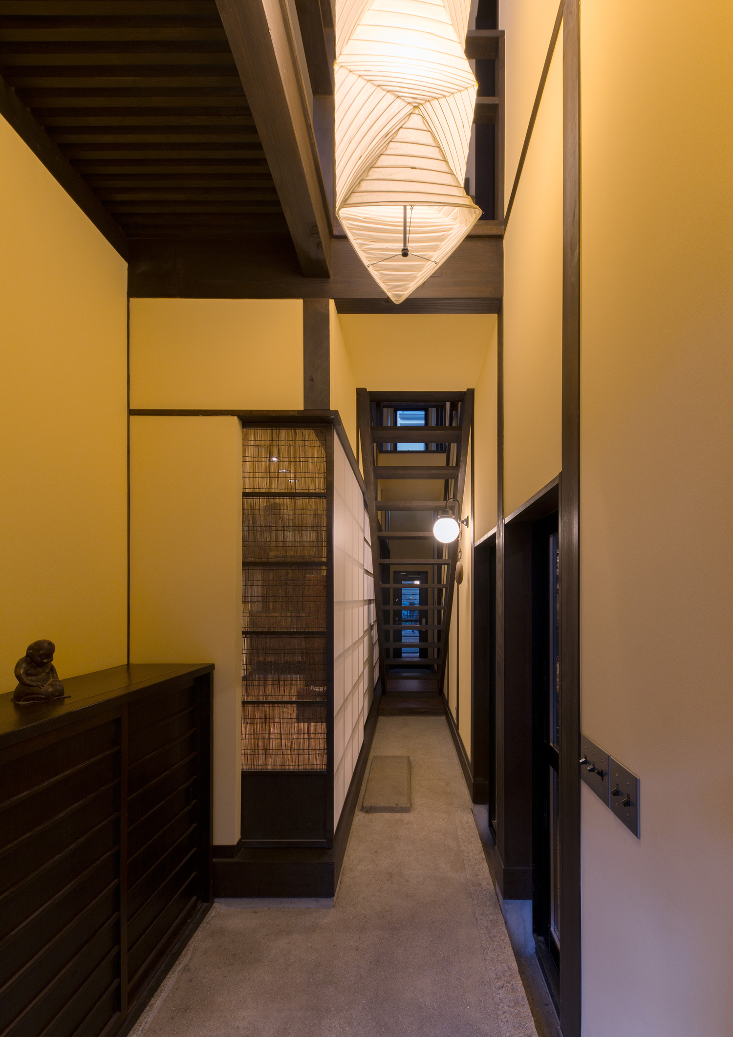 土間の玄関と室内が障子で仕切られている様子・デザイン住宅 注文住宅・デザイン住宅建築実例_『CASE607 懐（ふところ）』_玄関