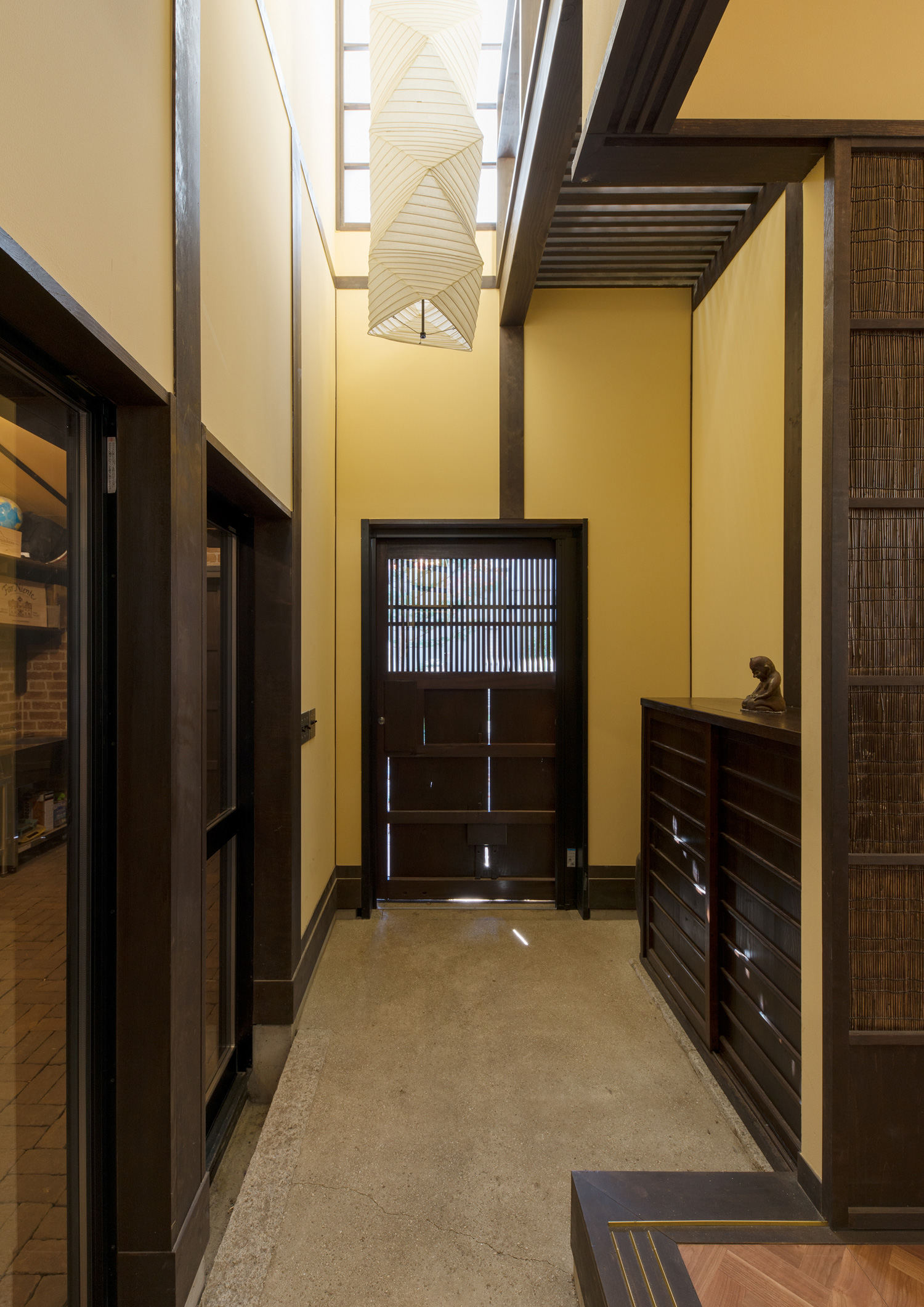 格子付きの引き戸がある吹き抜けの土間玄関・デザイン住宅 注文住宅・デザイン住宅建築実例_『CASE607 懐（ふところ）』_玄関