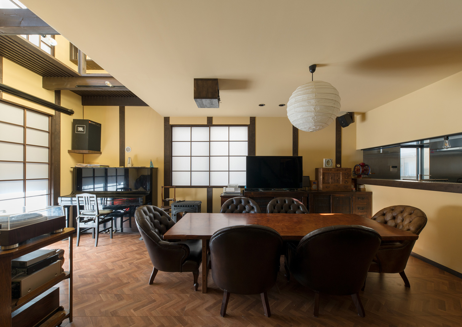 一部分が吹き抜けになったヘリンボーン柄の床のLDK・デザイン住宅 注文住宅・デザイン住宅建築実例_『CASE607 懐（ふところ）』_LDK