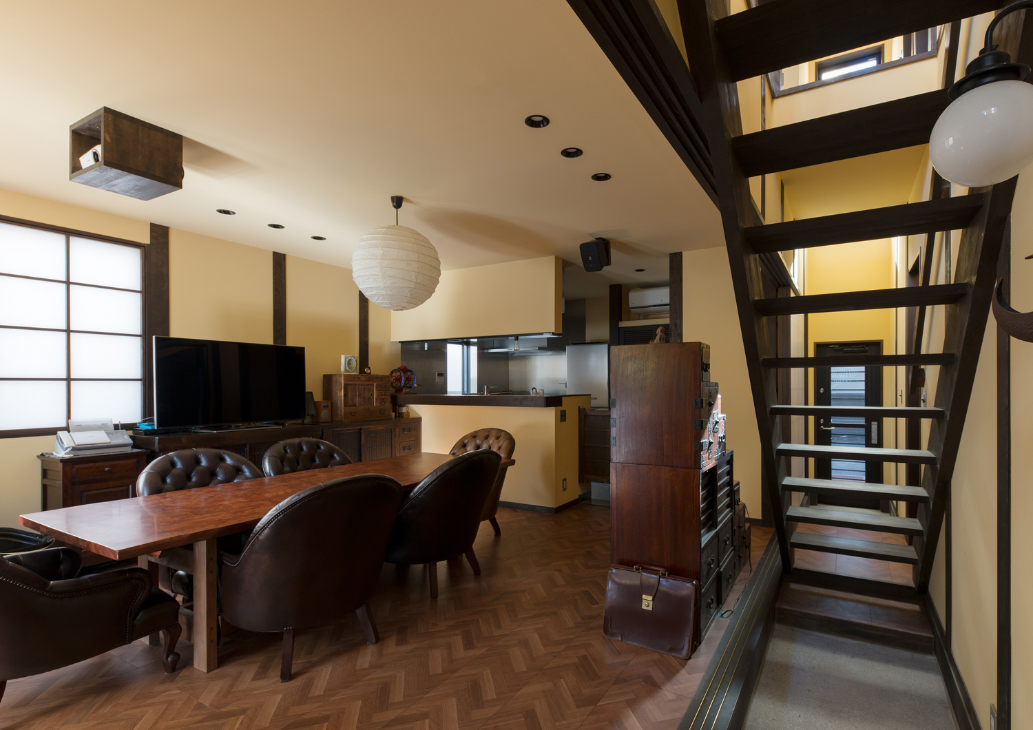 スケルトン階段がかかっている土間空間と繋がるLDK・デザイン住宅 注文住宅・デザイン住宅建築実例_『CASE607 懐（ふところ）』_LDK