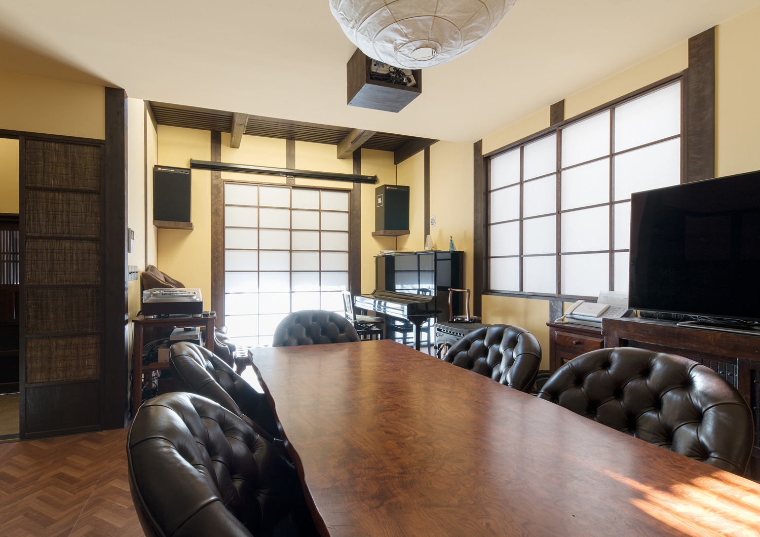 一枚板のダイニングテーブルが置かれたヘリンボーン床のLDK・デザイン住宅 注文住宅・デザイン住宅建築実例_『CASE607 懐（ふところ）』_LDK