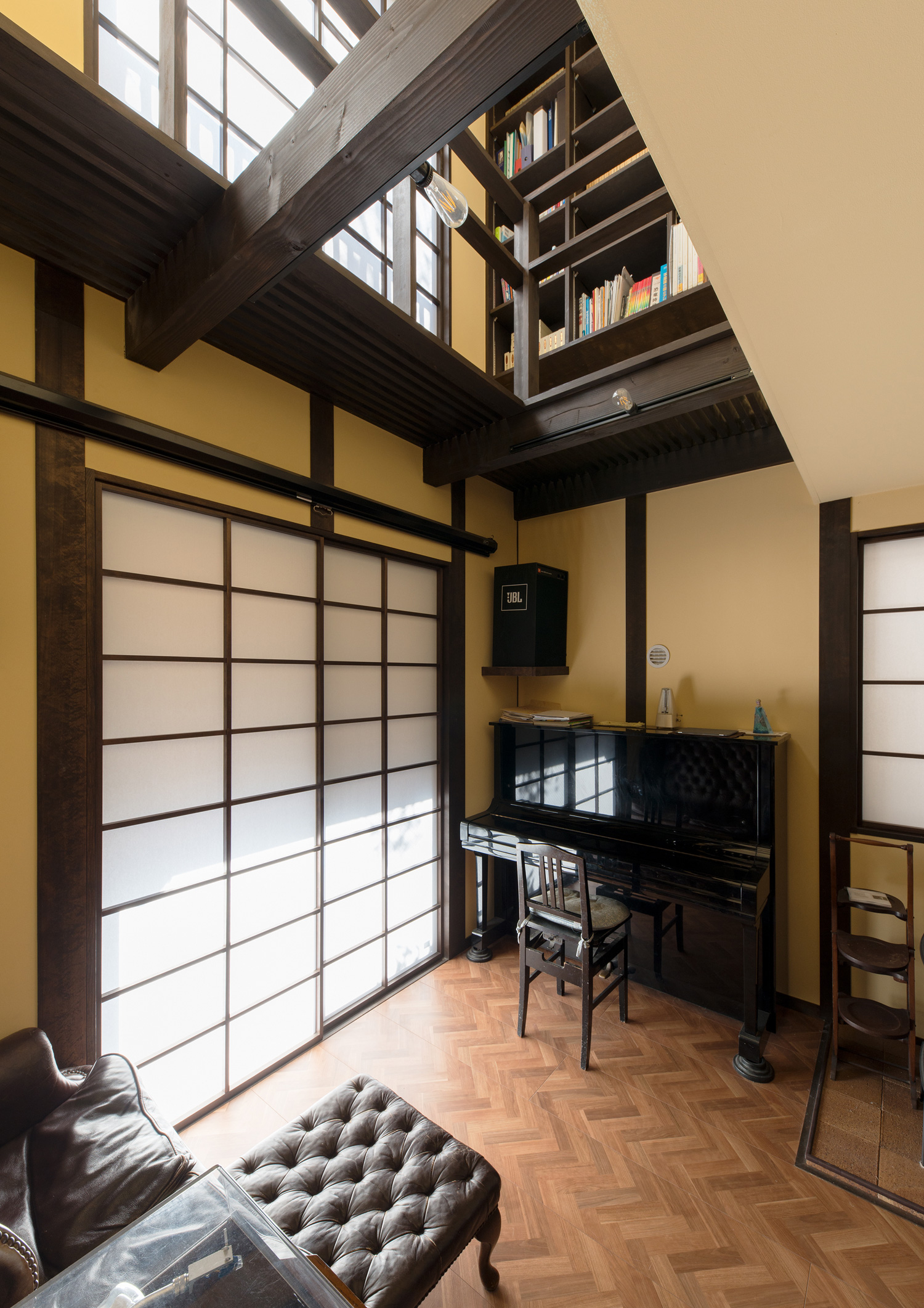障子で仕切られ、ピアノが置かれた吹き抜けのLDK・デザイン住宅 注文住宅・デザイン住宅建築実例_『CASE607 懐（ふところ）』_LDK