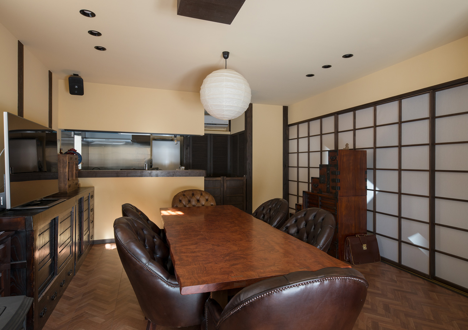 障子で仕切られた、一枚板のダイニングテーブルがあるLDK・デザイン住宅 注文住宅・デザイン住宅建築実例_『CASE607 懐（ふところ）』_LDK