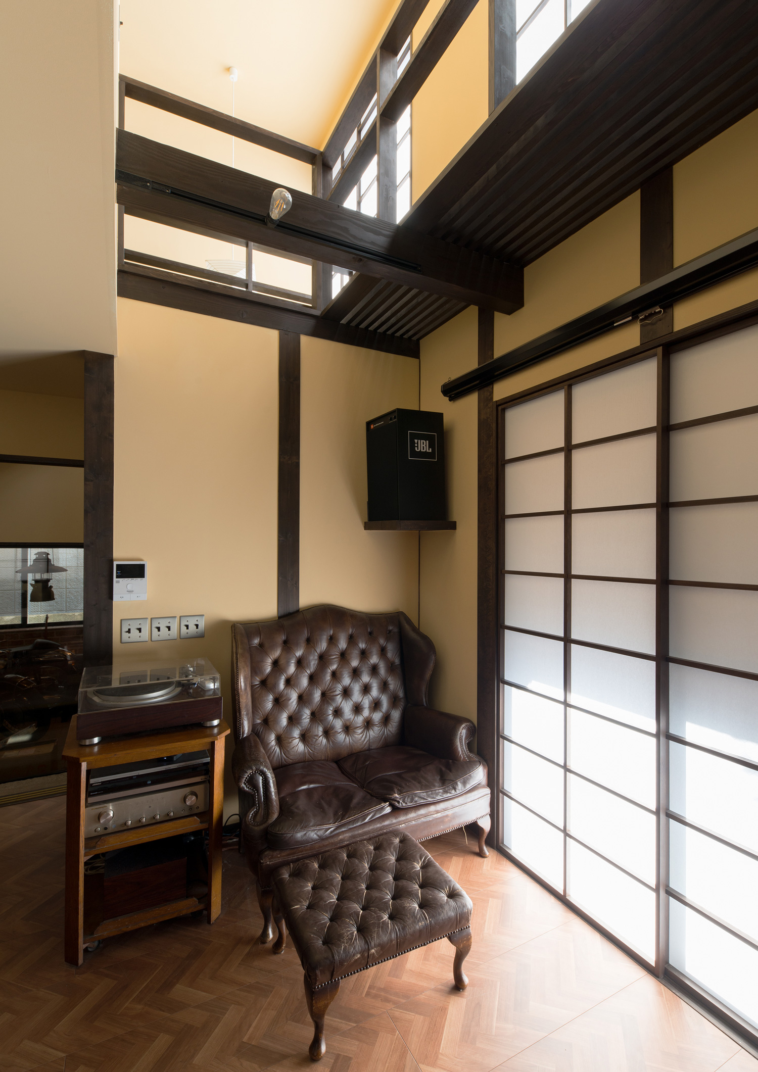 スピーカーやレコードプレーヤーがある吹き抜けの和風のLDK・デザイン住宅 注文住宅・デザイン住宅建築実例_『CASE607 懐（ふところ）』_LDK