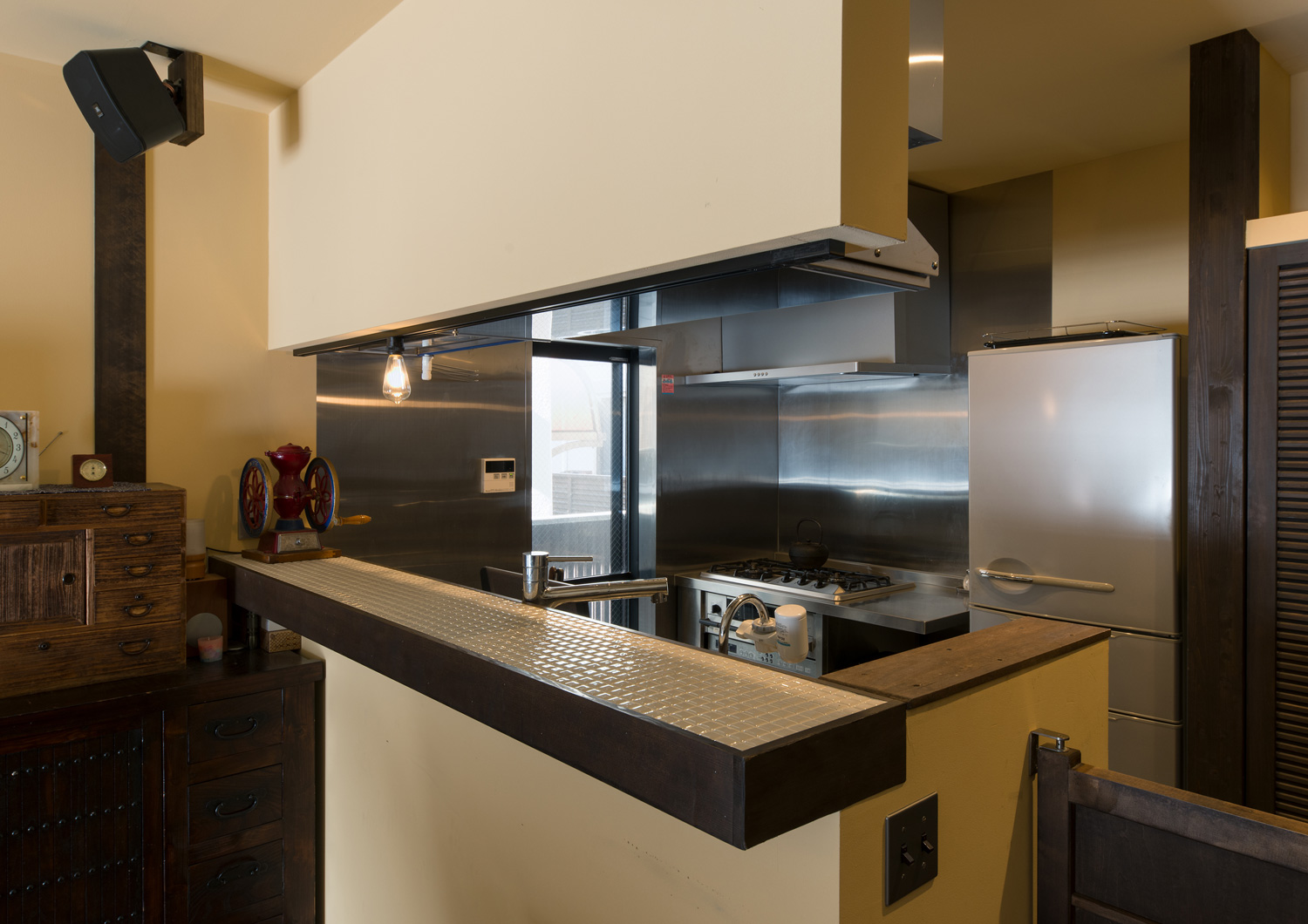 腰壁とカウンターがついたⅡ型キッチン・デザイン住宅 注文住宅・デザイン住宅建築実例_『CASE607 懐（ふところ）』_キッチン