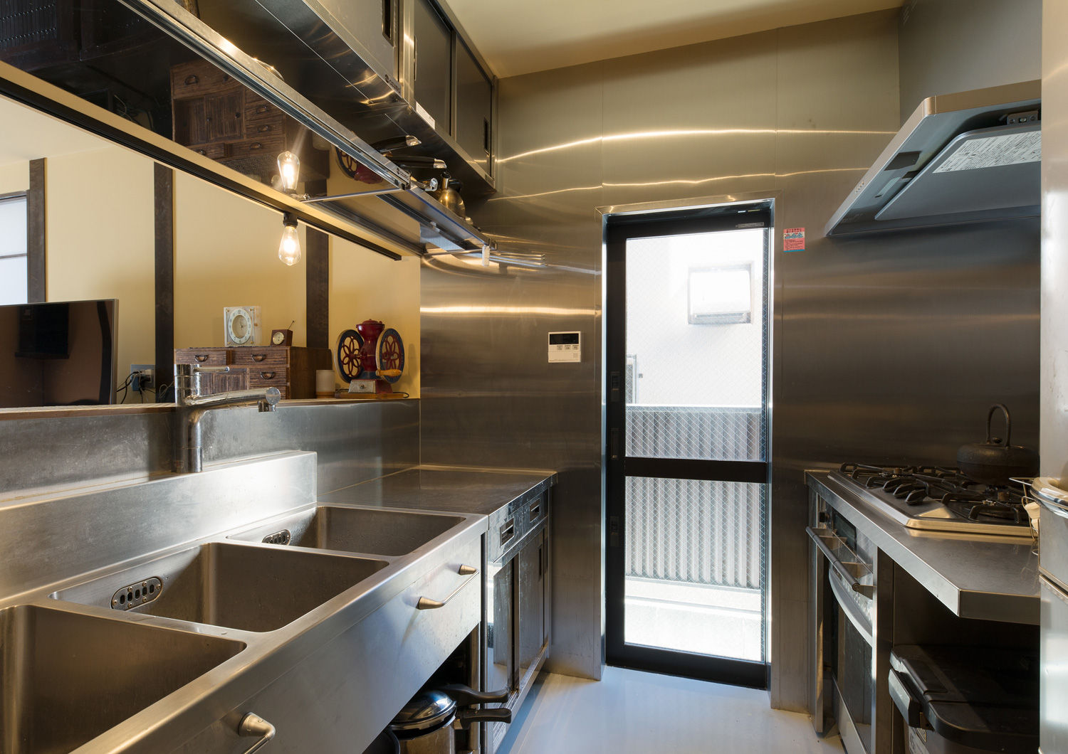 ステンレスのⅡ型キッチンのそばに勝手口がある様子・デザイン住宅 注文住宅・デザイン住宅建築実例_『CASE607 懐（ふところ）』_キッチン