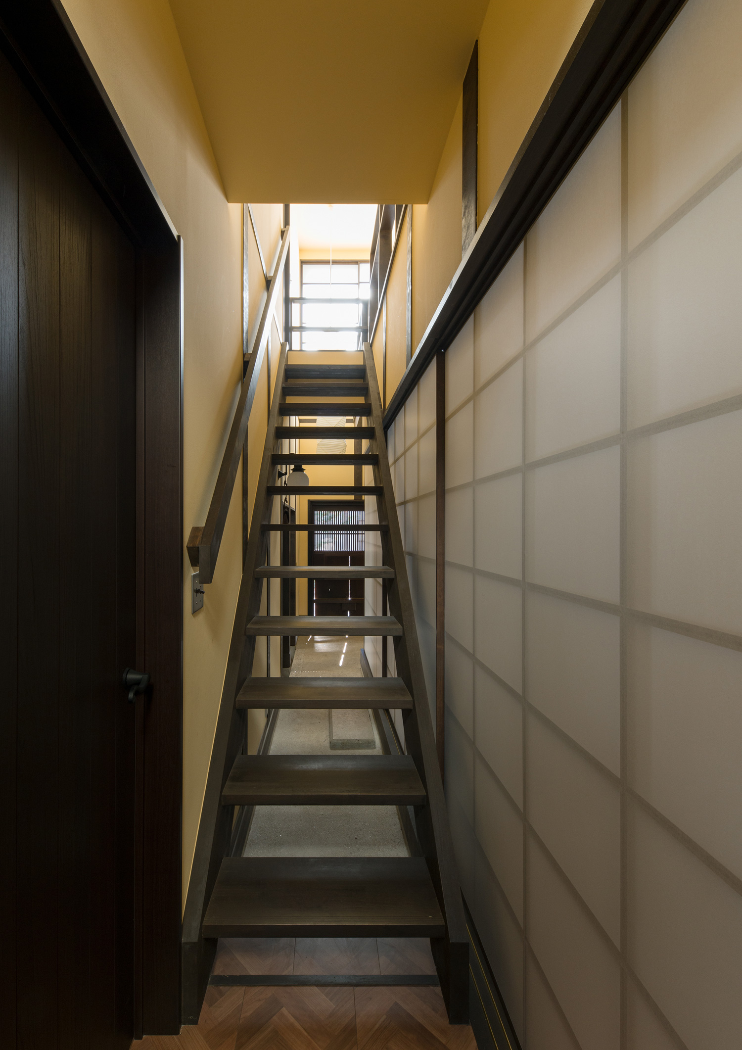 正面に土間の玄関が見える木製のスケルトン階段・デザイン住宅 注文住宅・デザイン住宅建築実例_『CASE607 懐（ふところ）』_階段