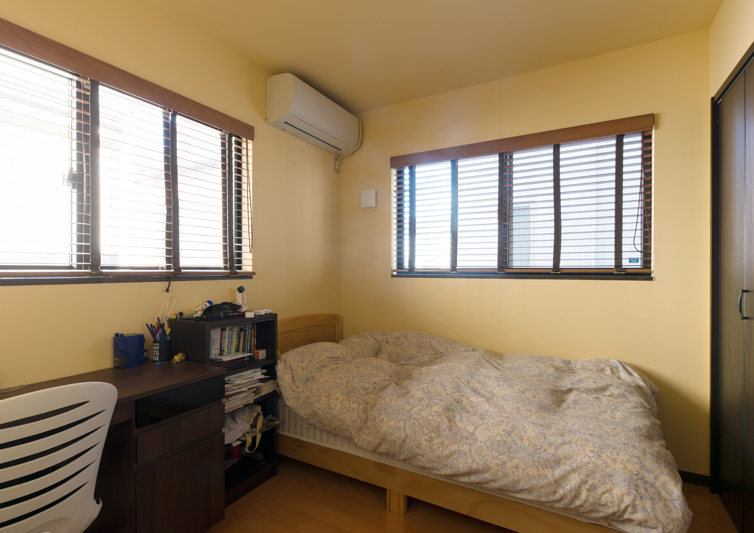 ブラインド付きの窓がある黄色いクロスの内装・デザイン住宅 注文住宅・デザイン住宅建築実例_『CASE607 懐（ふところ）』_子供部屋