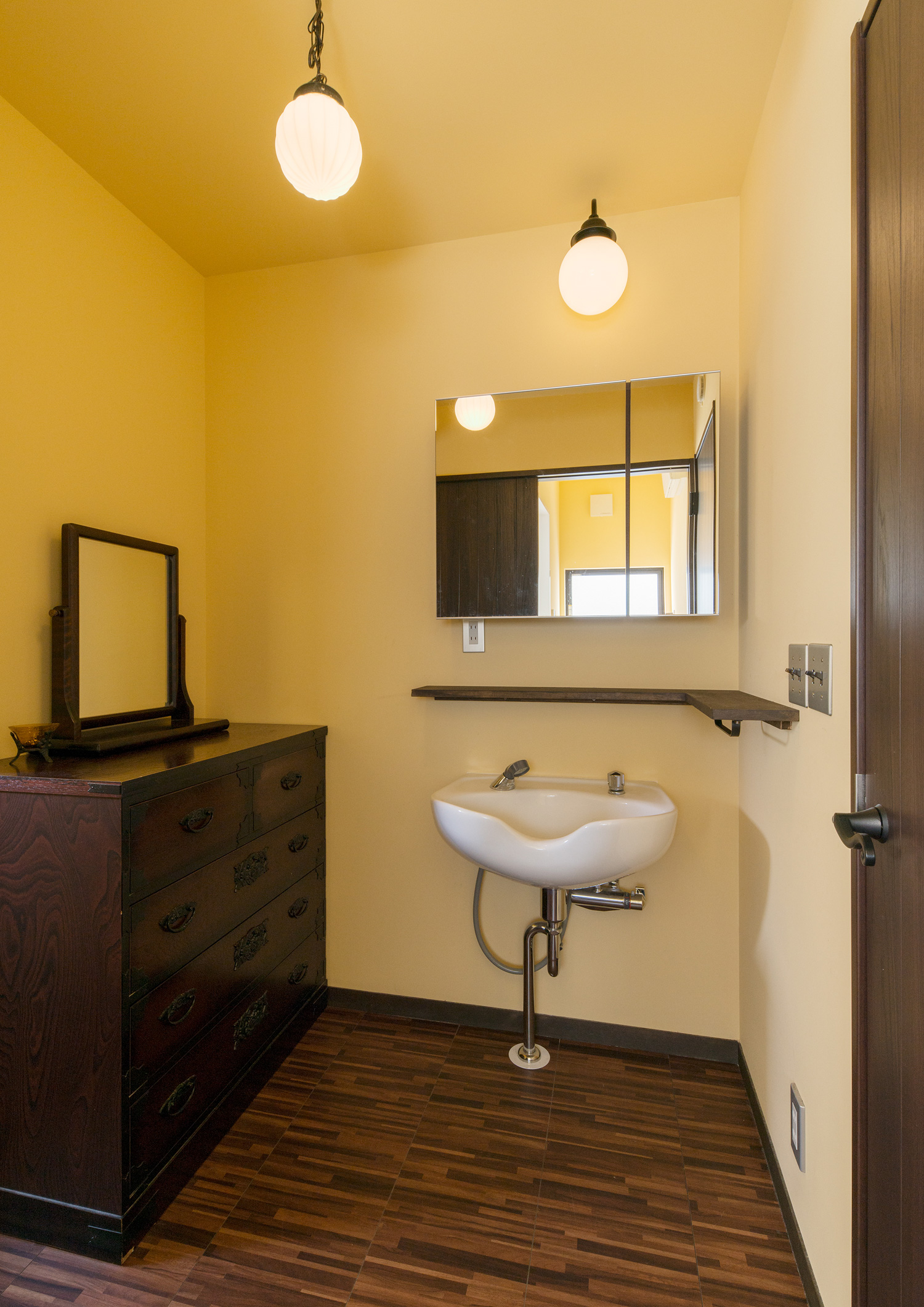 ペンダントライトが吊り下げられた洗面所・デザイン住宅 注文住宅・デザイン住宅建築実例_『CASE607 懐（ふところ）』_浴室・洗面所