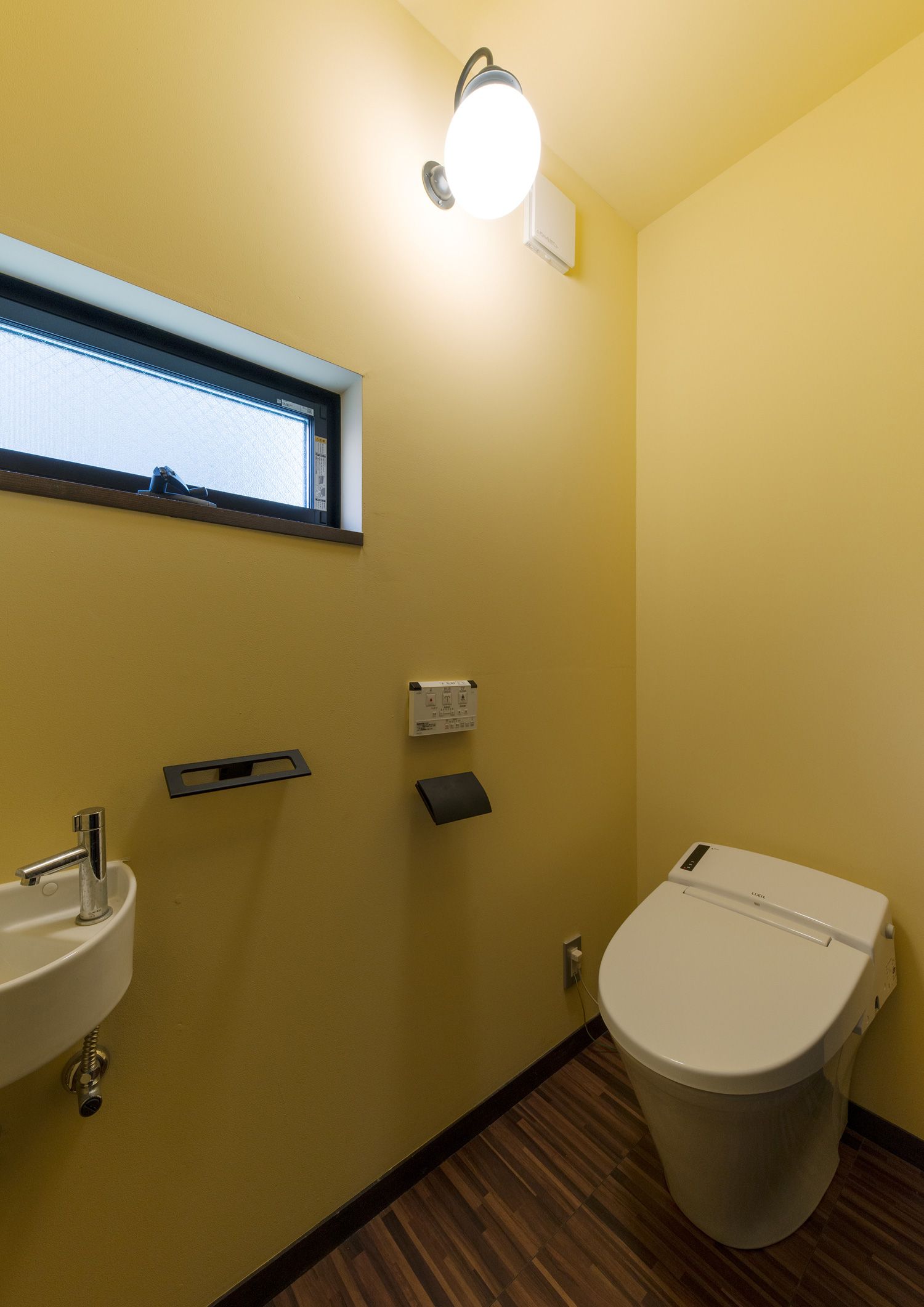 スリット窓と手洗いカウンターがある、ペンダントライト付きのトイレ・デザイン住宅 注文住宅・デザイン住宅建築実例_『CASE607 懐（ふところ）』_トイレ