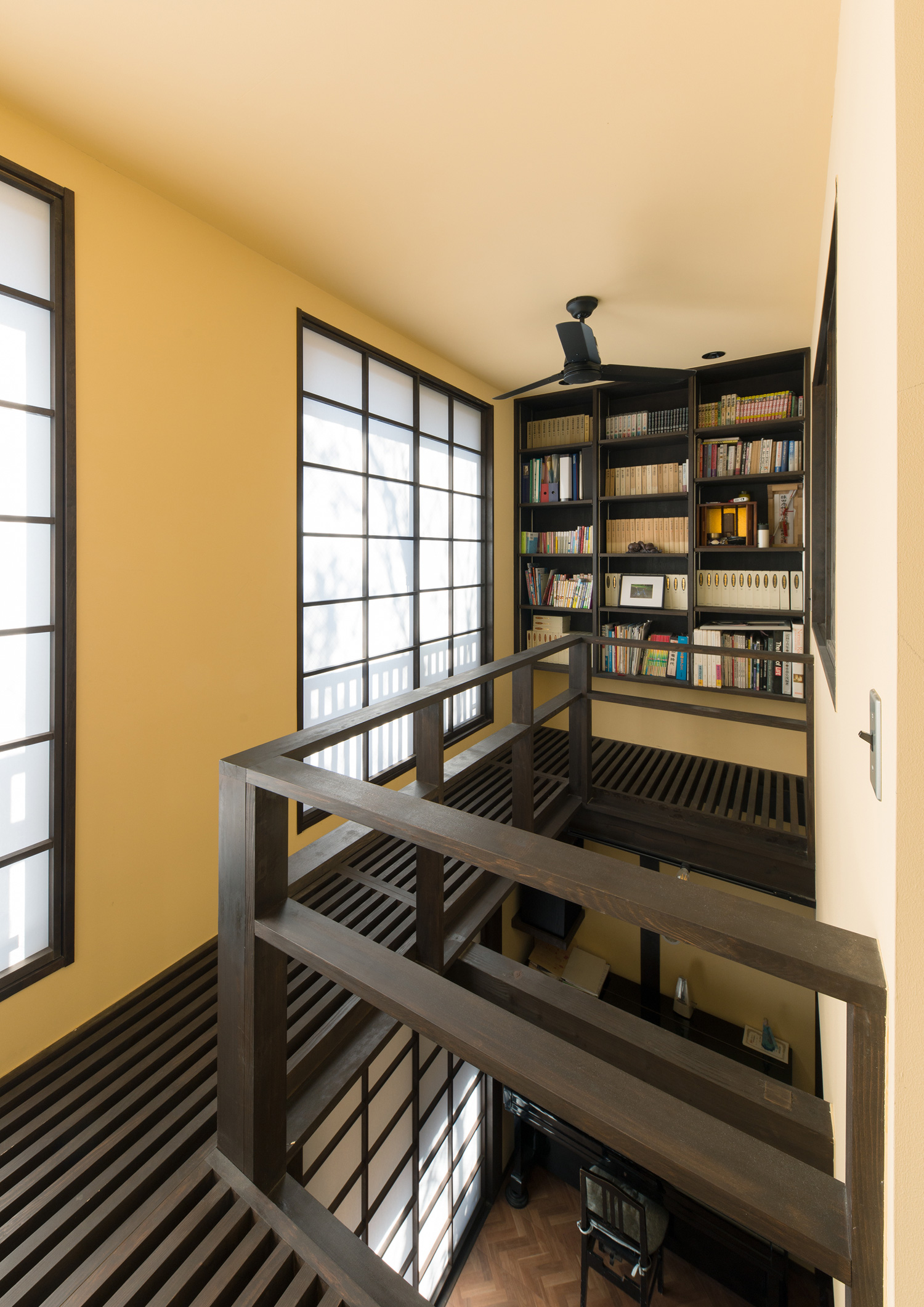 壁付けの本棚がある、吹き抜けを囲む廊下・デザイン住宅 注文住宅・デザイン住宅建築実例_『CASE607 懐（ふところ）』_廊下