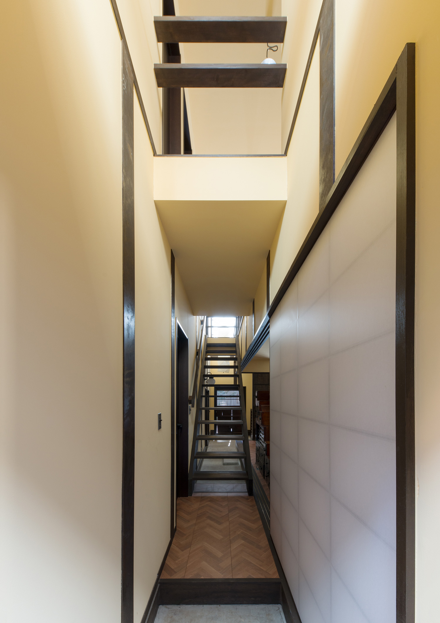 吹き抜けになった、スケルトン階段のあるヘリンボーン柄の廊下・デザイン住宅 注文住宅・デザイン住宅建築実例_『CASE607 懐（ふところ）』_廊下