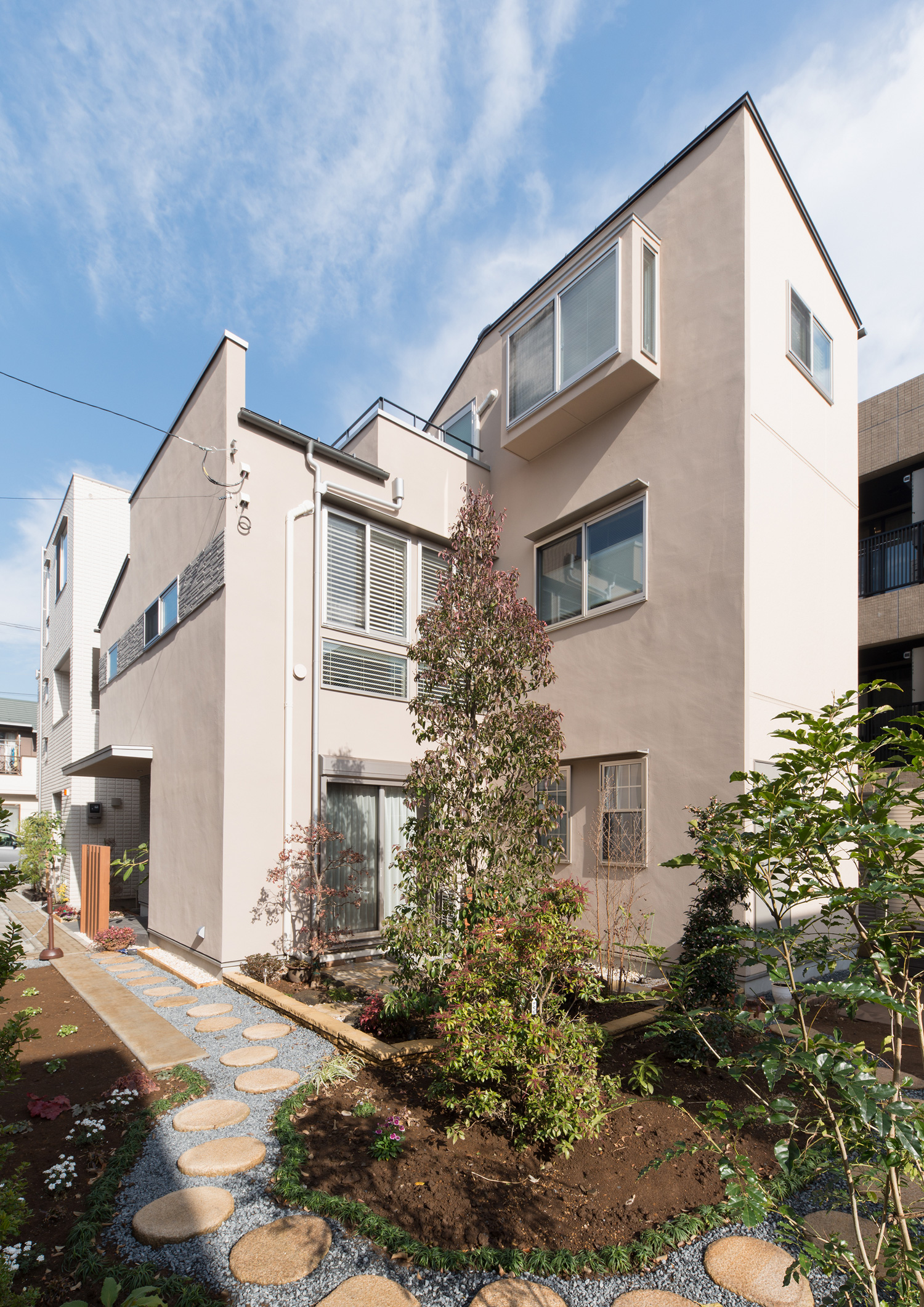 飛び石のある庭にシンボルツリーが植えられた家・デザイン住宅 注文住宅・デザイン住宅建築実例_『CASE608 和みの住処』_外観