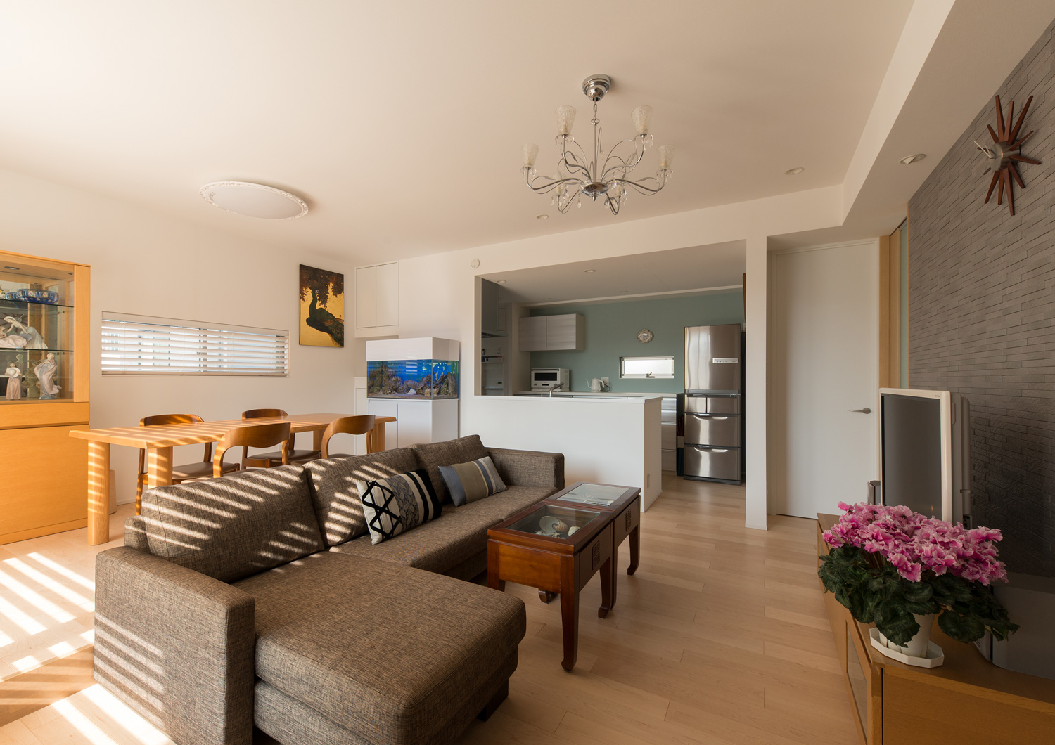 ブラウンのL字ソファーがある高天井のLDK・デザイン住宅 注文住宅・デザイン住宅建築実例_『CASE608 和みの住処』_LDK