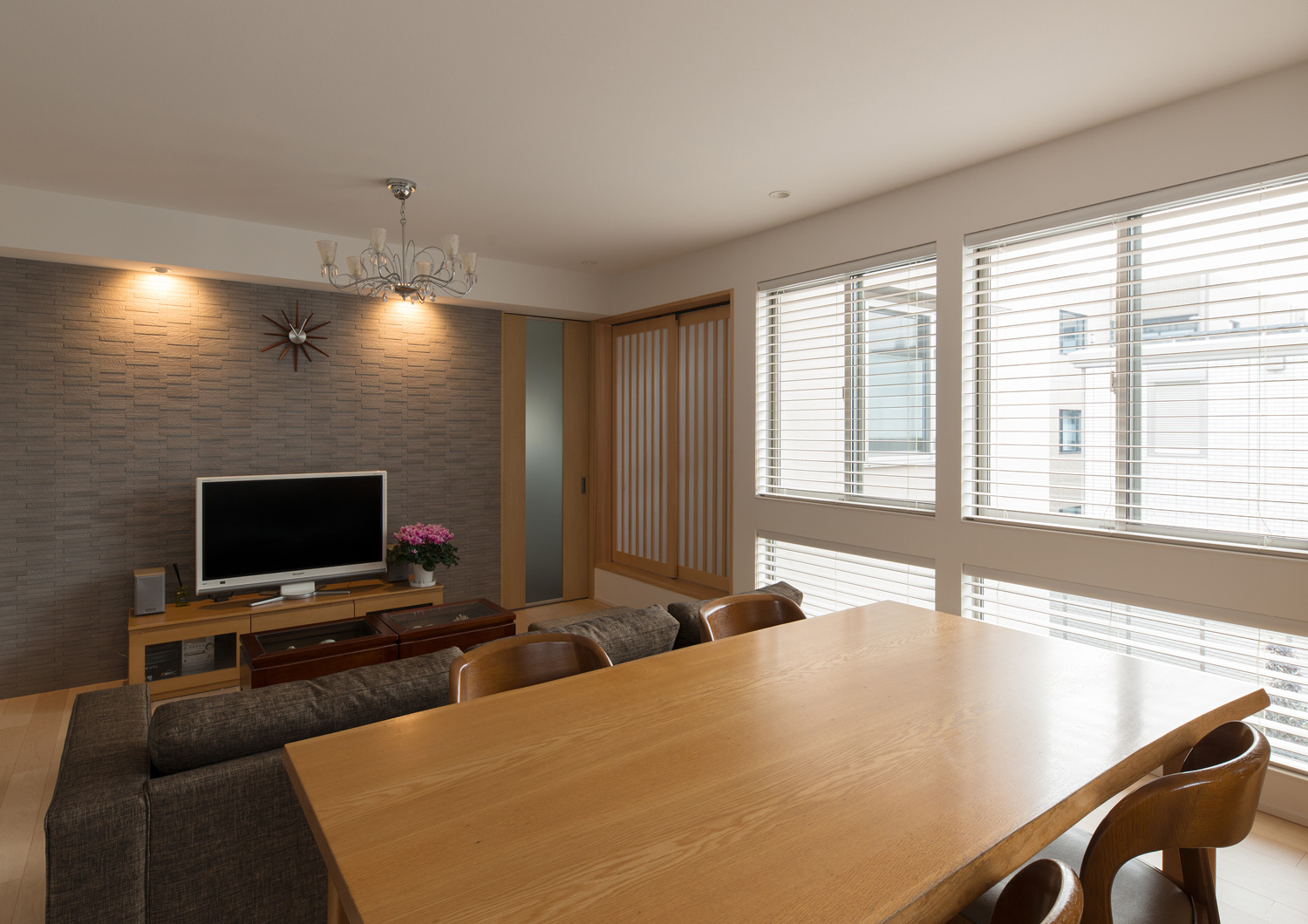 テレビのある壁際に間接照明を取り付けた、木のダイニングテーブルがあるLDK・デザイン住宅 注文住宅・デザイン住宅建築実例_『CASE608 和みの住処』_LDK