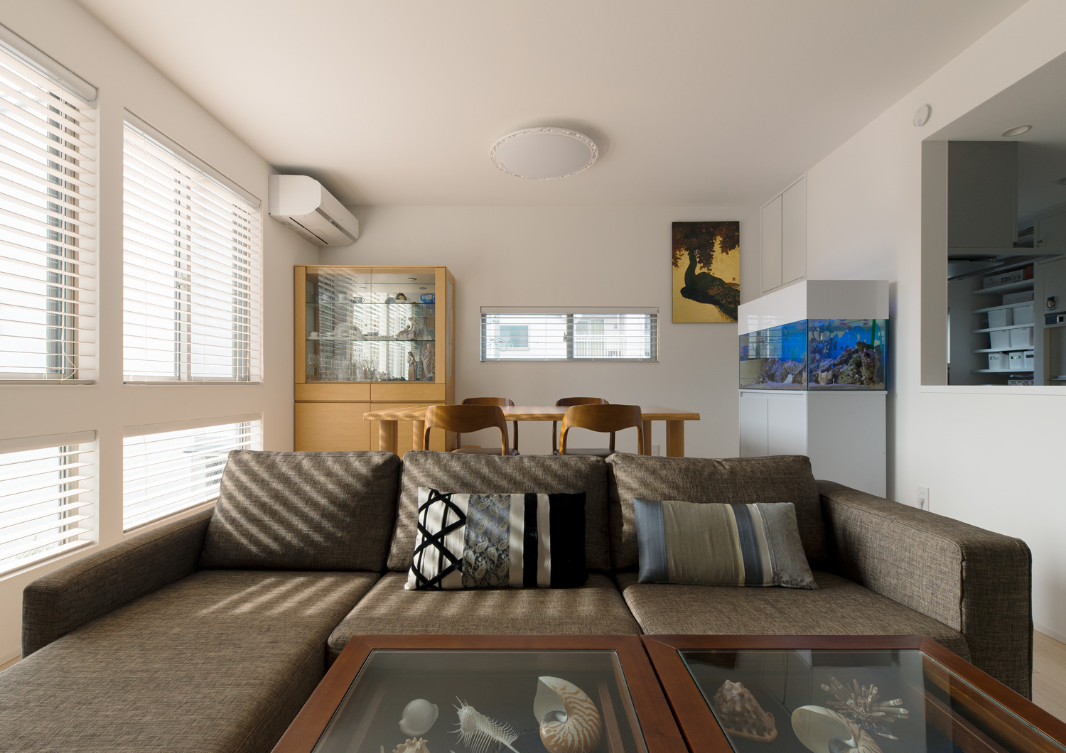 ブラウンのL字ソファーの背面にダイニングテーブルを置いたLDK・デザイン住宅 注文住宅・デザイン住宅建築実例_『CASE608 和みの住処』_LDK