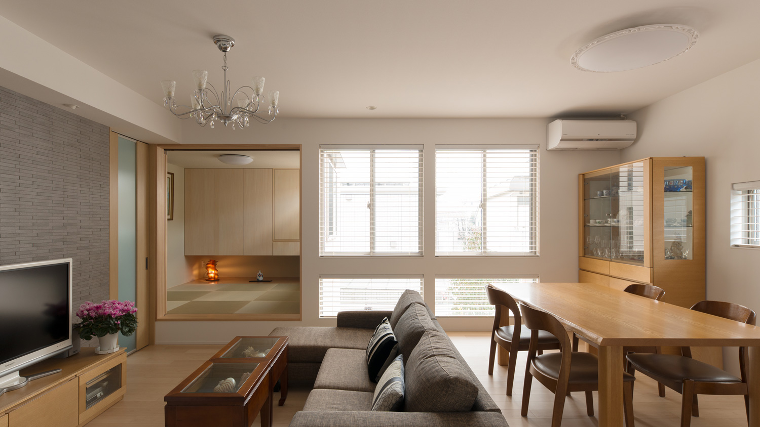 角に和室がある、高天井のLDK・デザイン住宅 注文住宅・デザイン住宅建築実例_『CASE608 和みの住処』_LDK