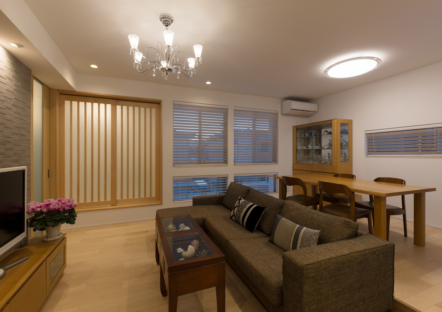 天井にシャンデリアとシーリングライトを取り付けた格子戸があるLDK・デザイン住宅 注文住宅・デザイン住宅建築実例_『CASE608 和みの住処』_LDK