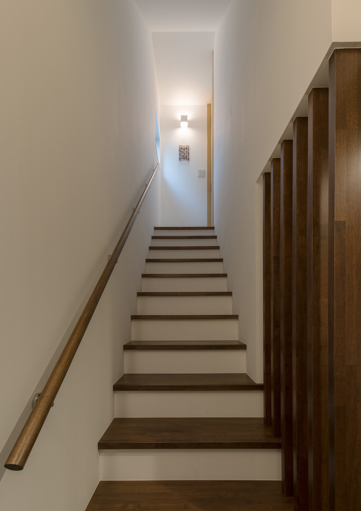 金属の手すりやルーバーの壁を設けた箱型階段・デザイン住宅 注文住宅・デザイン住宅建築実例_『CASE608 和みの住処』_階段