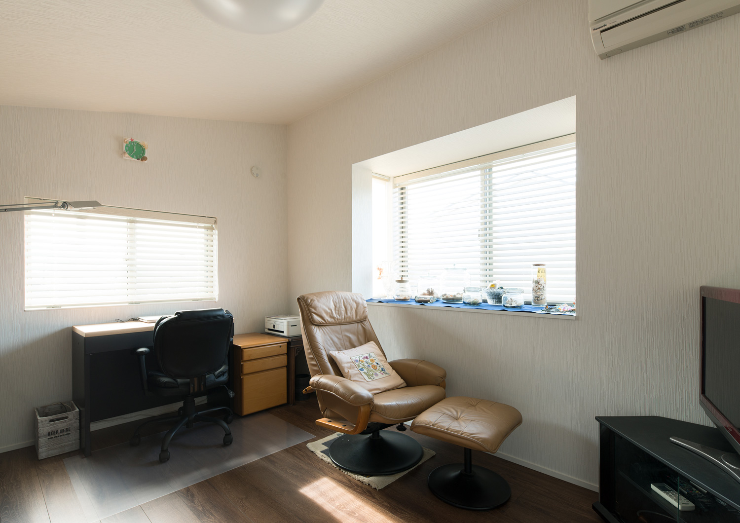 壁付けのデスクやパーソナルチェアがある書斎・デザイン住宅 注文住宅・デザイン住宅建築実例_『CASE608 和みの住処』_書斎