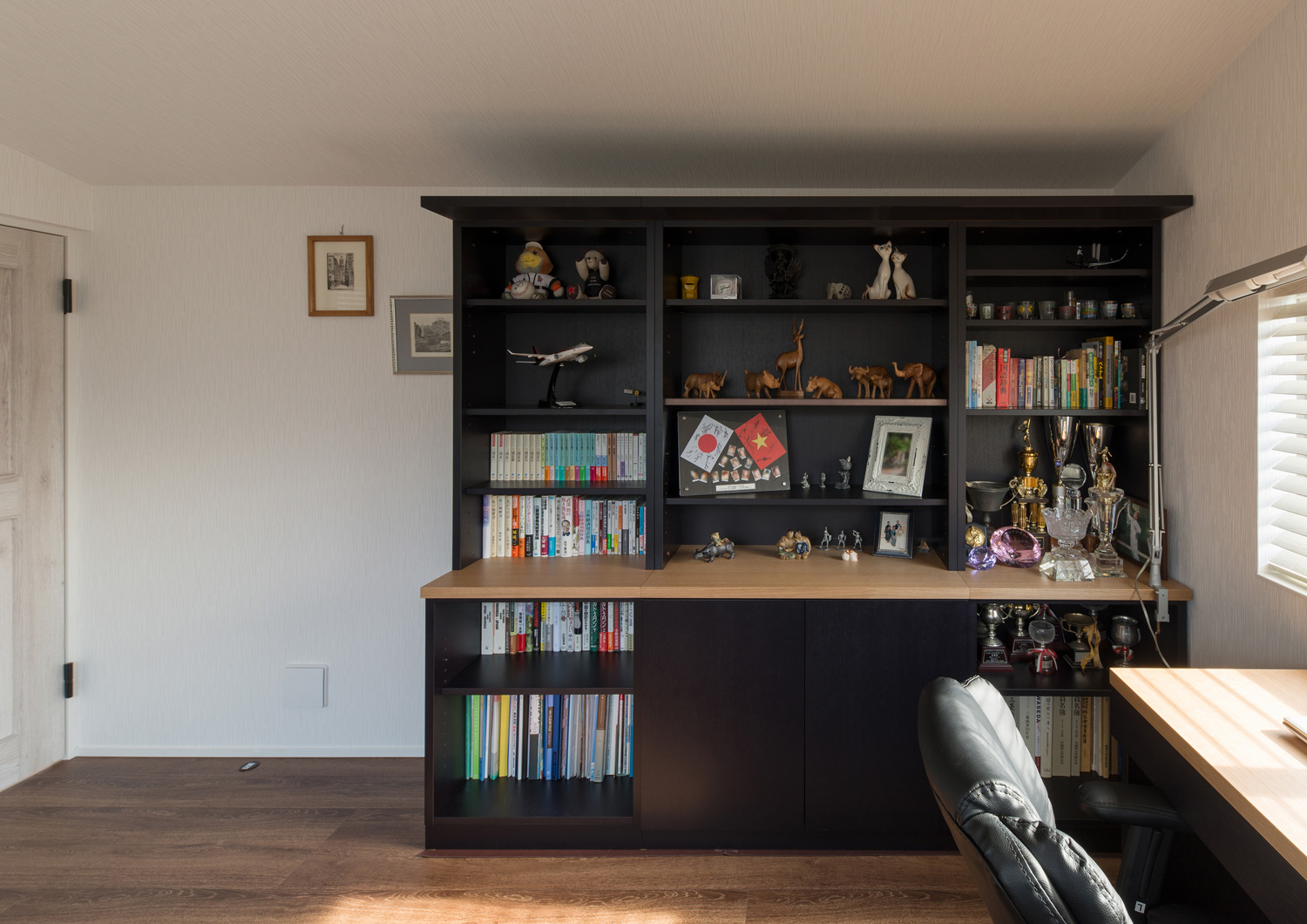 本やフィギュアが飾られた造作の本棚・デザイン住宅 注文住宅・デザイン住宅建築実例_『CASE608 和みの住処』_書斎