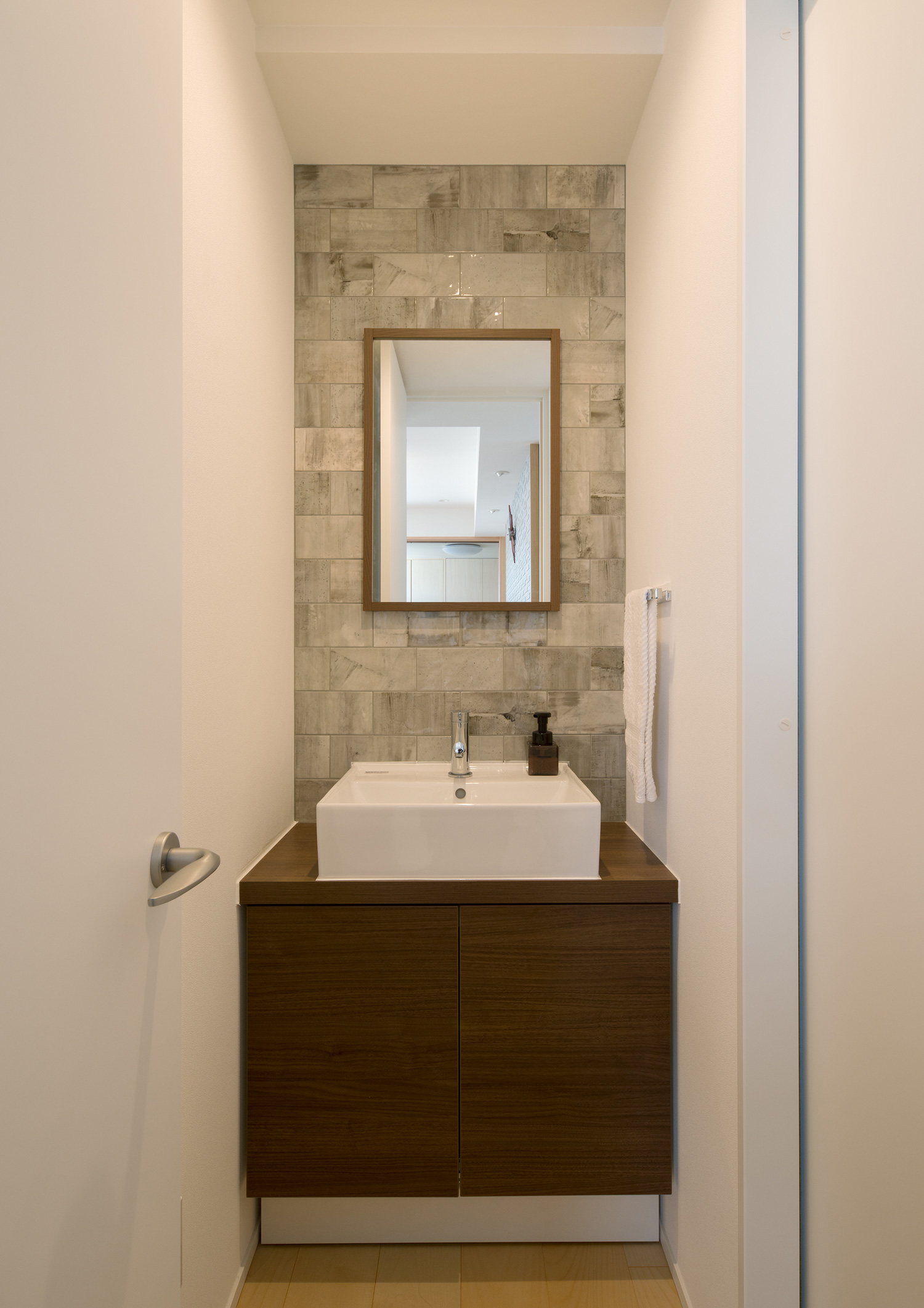 タイルのアクセントウォールに鏡を取り付けた洗面所・デザイン住宅 注文住宅・デザイン住宅建築実例_『CASE608 和みの住処』_浴室・洗面所