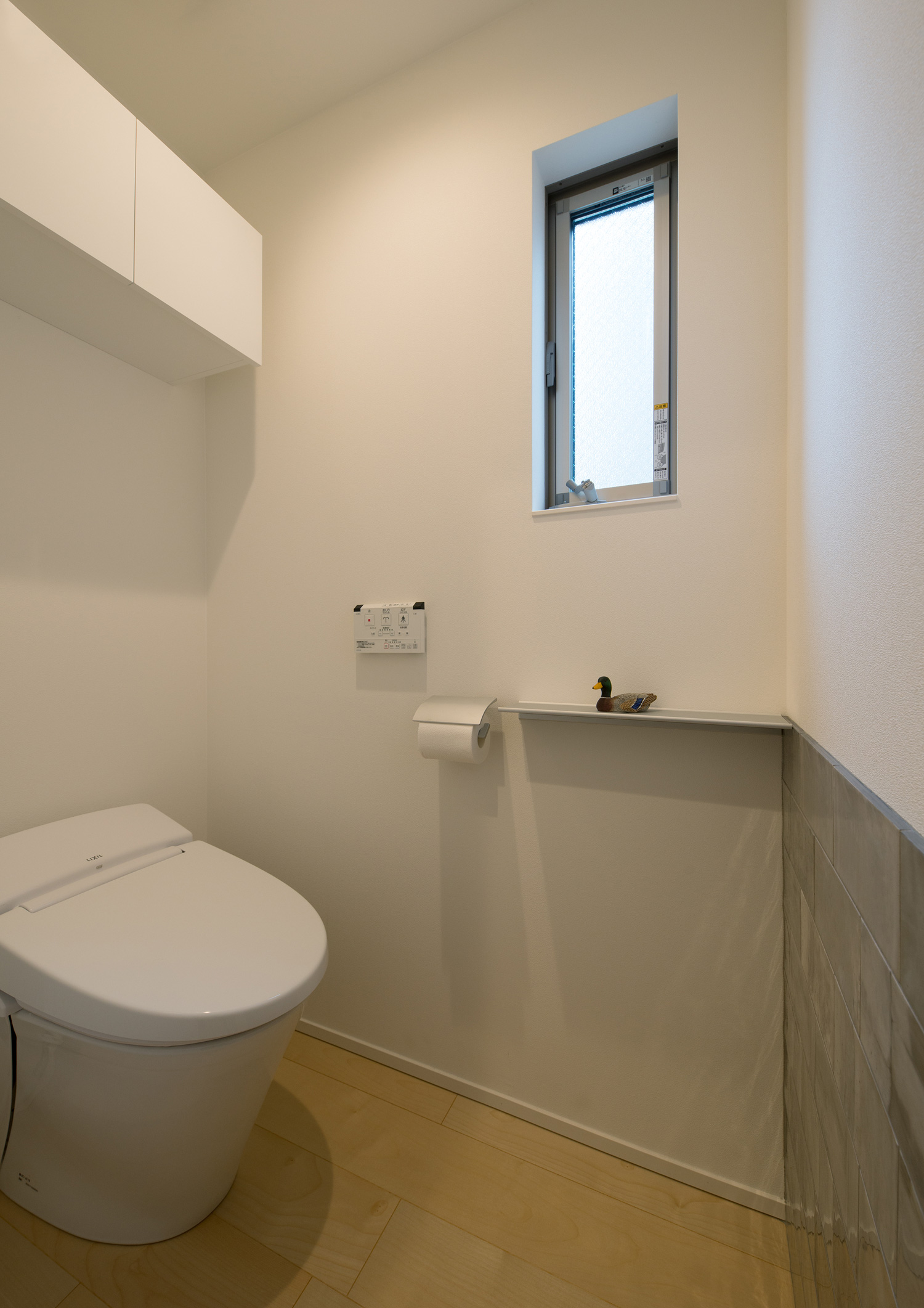 吊り戸棚があるトイレ・デザイン住宅 注文住宅・デザイン住宅建築実例_『CASE608 和みの住処』_トイレ