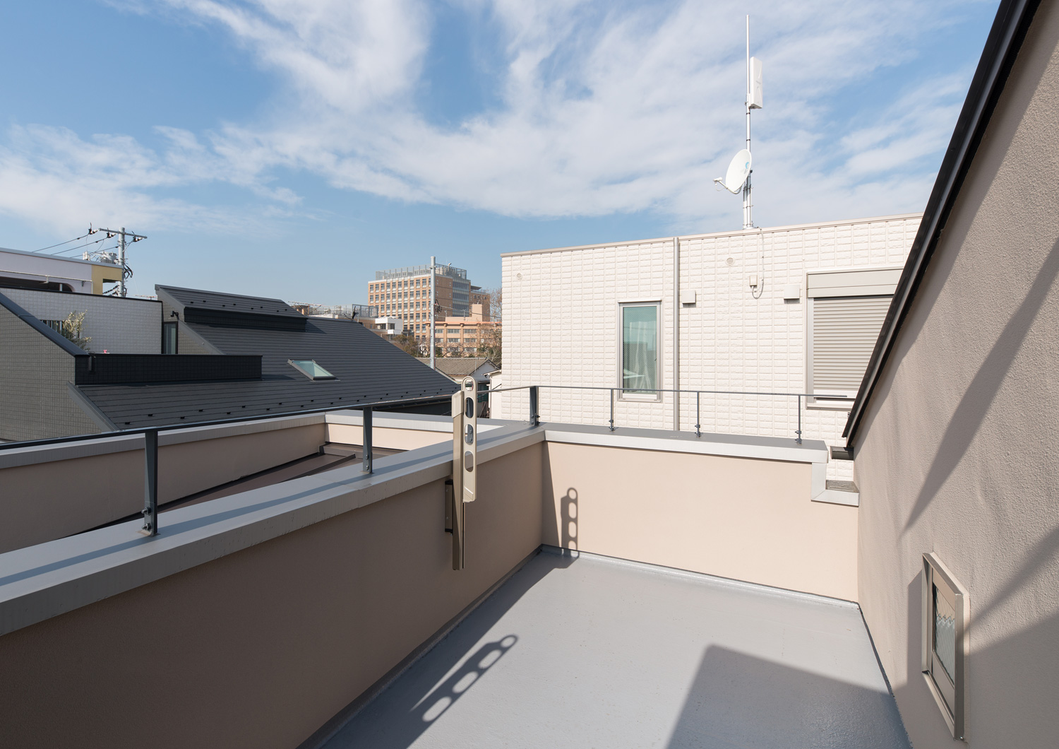 住宅街にある竿掛けがあるルーフバルコニー・デザイン住宅 注文住宅・デザイン住宅建築実例_『CASE608 和みの住処』_テラス・バルコニー