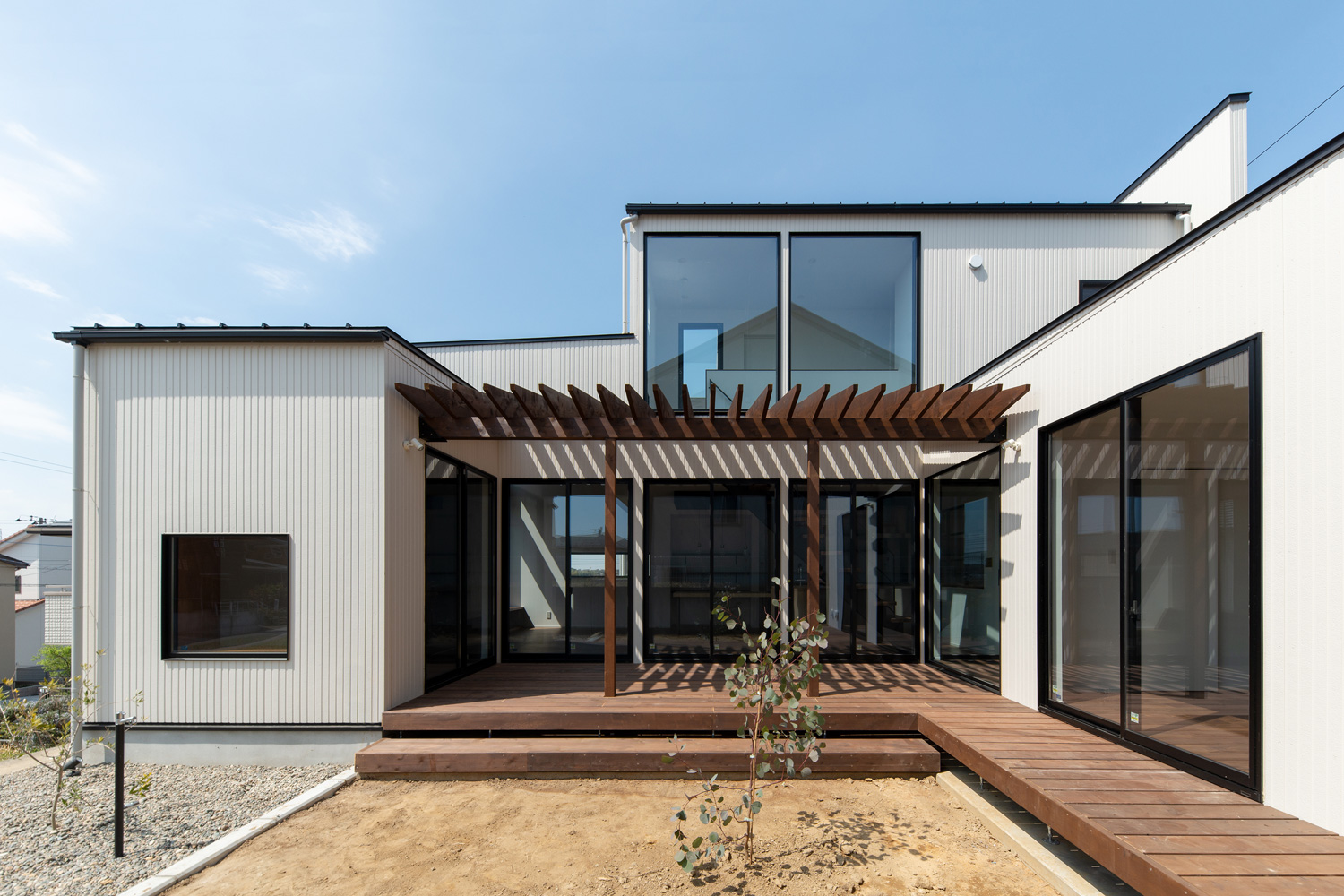 パーゴラのあるウッドデッキ付きの庭・デザイン住宅 注文住宅・デザイン住宅建築実例_『CASE609 パーゴラの家』_外観