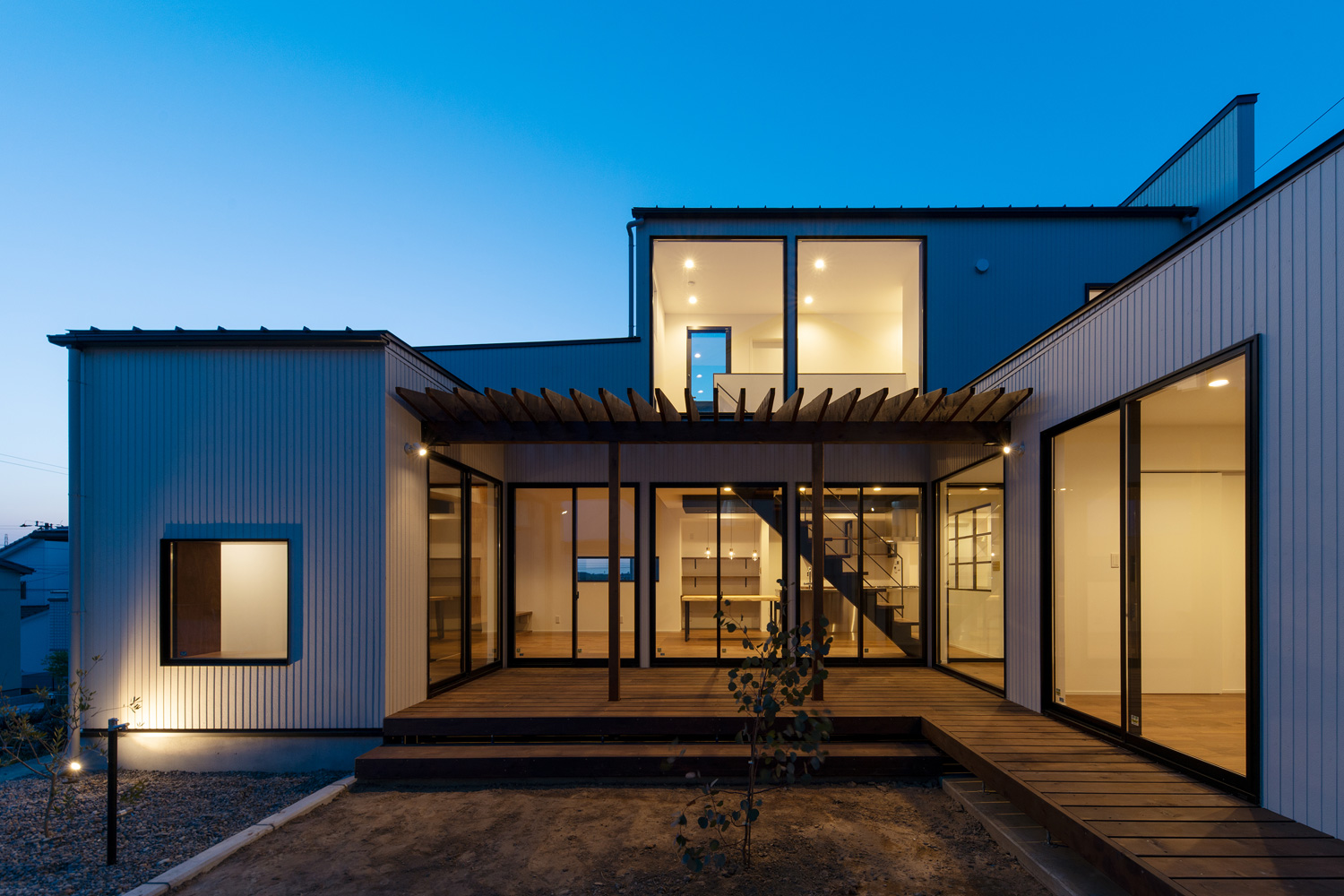 パーゴラのあるウッドデッキと、それに面する大きな窓がある住宅・デザイン住宅 注文住宅・デザイン住宅建築実例_『CASE609 パーゴラの家』_外観