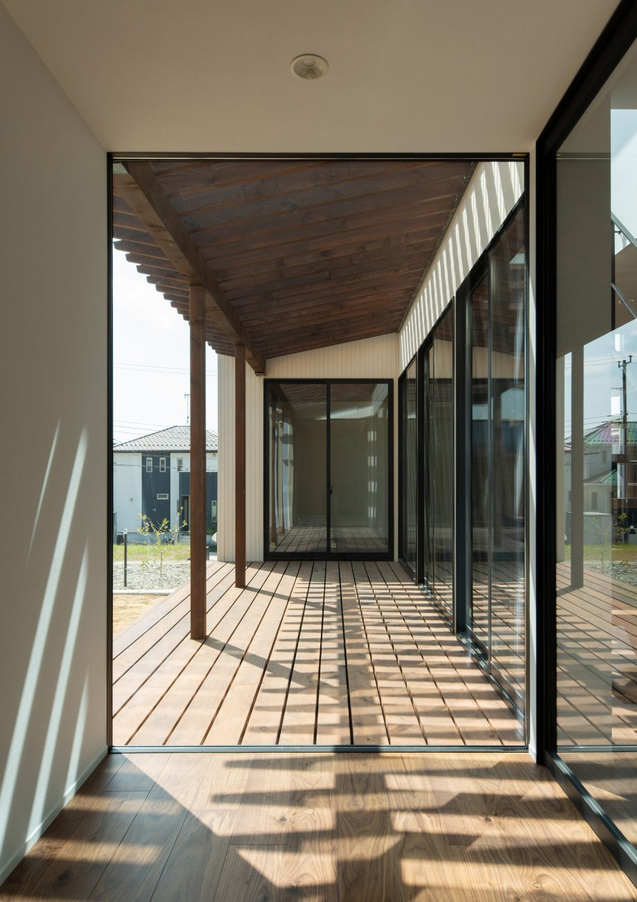 パーゴラのあるウッドデッキとフラットに繋がる廊下・デザイン住宅 注文住宅・デザイン住宅建築実例_『CASE609 パーゴラの家』_玄関