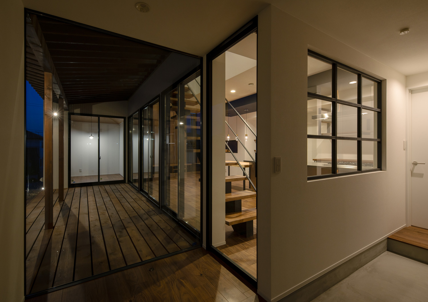 ガラスの室内窓や、ウッドデッキと繋がる大きな窓がある廊下・デザイン住宅 注文住宅・デザイン住宅建築実例_『CASE609 パーゴラの家』_玄関