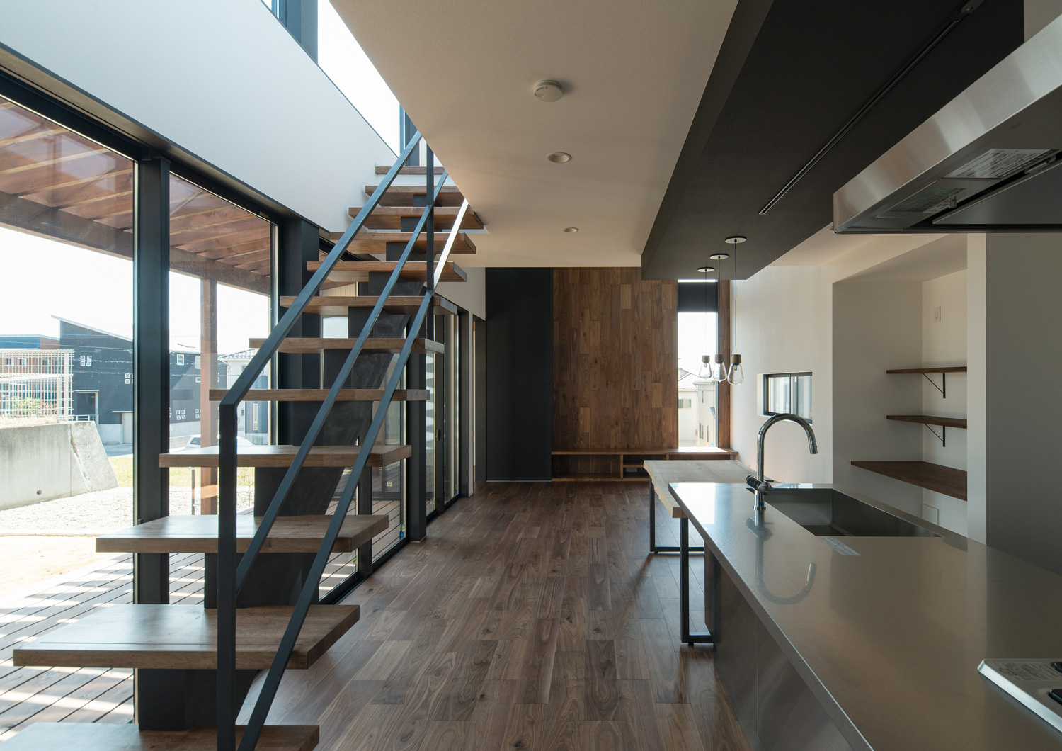 木のアクセントウォールがある大開口窓のあるLDK・デザイン住宅 注文住宅・デザイン住宅建築実例_『CASE609 パーゴラの家』_LDK