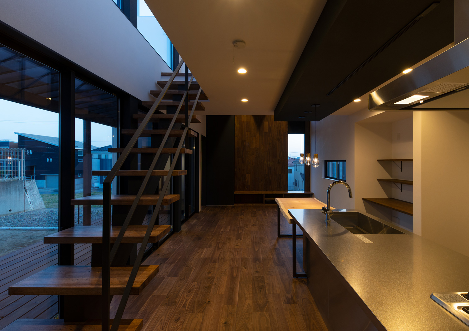 ダウンライトに照らされたリビングイン階段のあるLDK・デザイン住宅 注文住宅・デザイン住宅建築実例_『CASE609 パーゴラの家』_LDK
