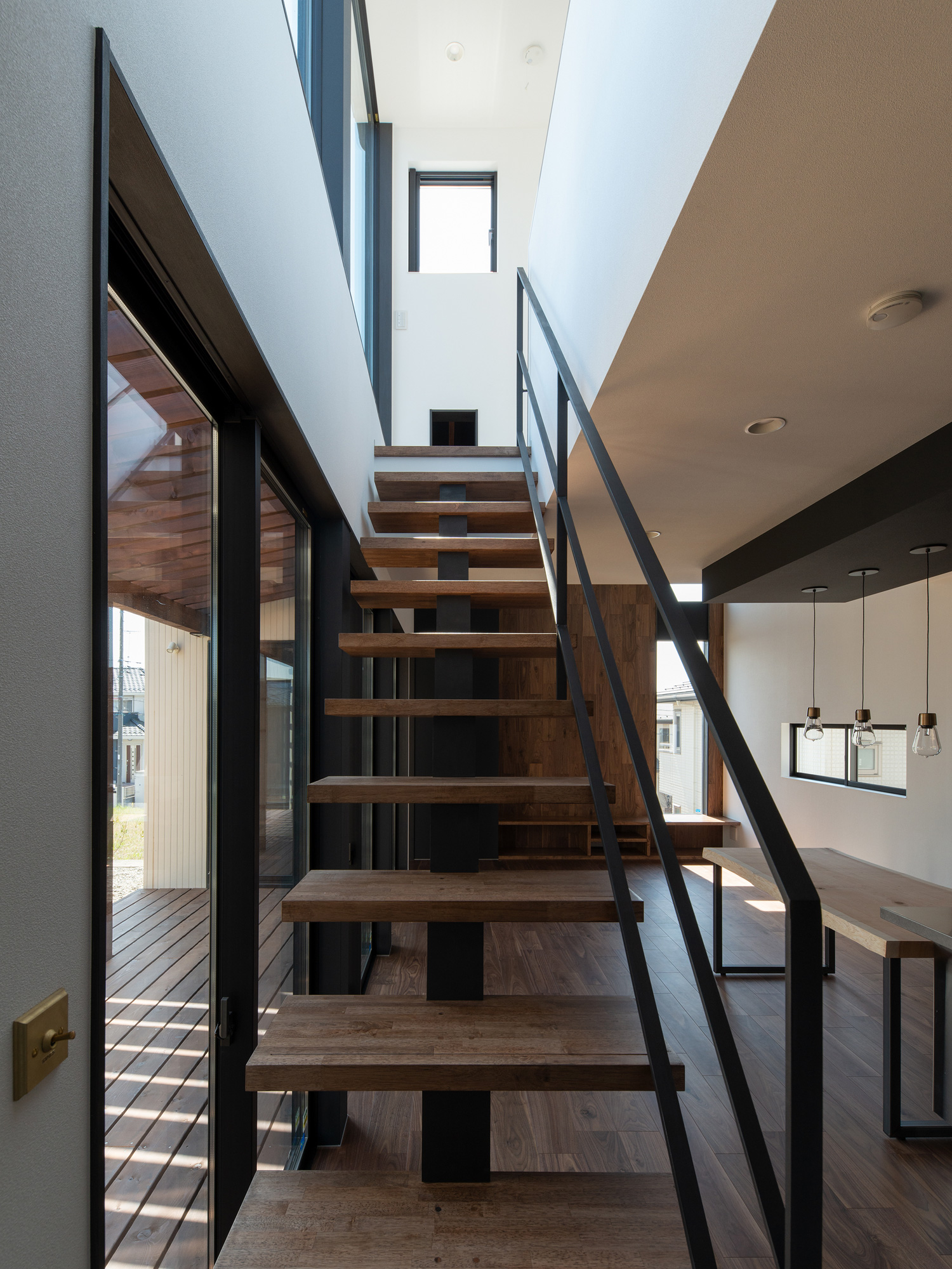 階段を上がった先に小窓を設けたスケルトン階段・デザイン住宅 注文住宅・デザイン住宅建築実例_『CASE609 パーゴラの家』_階段