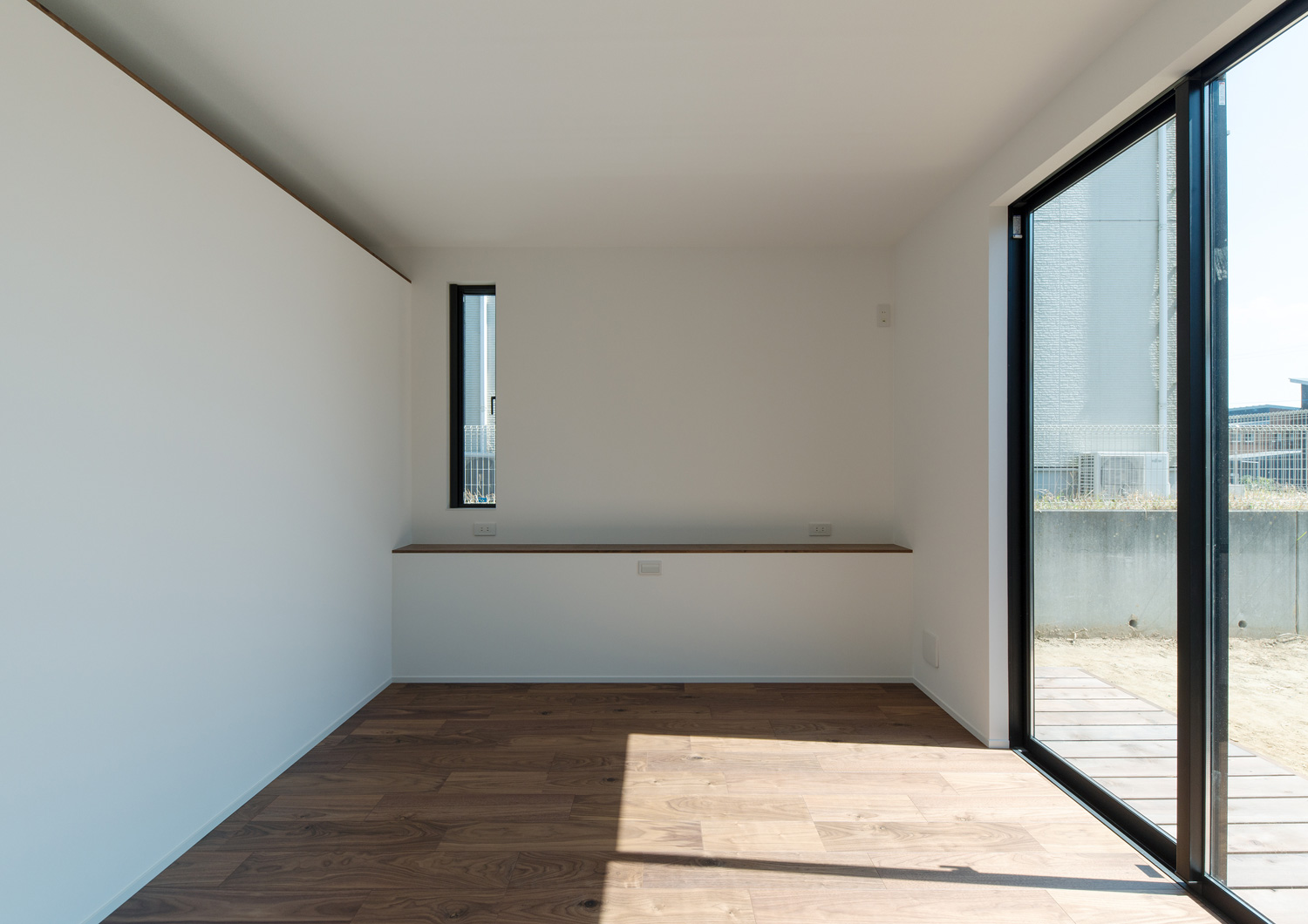 ウッドデッキに面した窓から光が入る、縦長のスリット窓がある寝室・デザイン住宅 注文住宅・デザイン住宅建築実例_『CASE609 パーゴラの家』_寝室