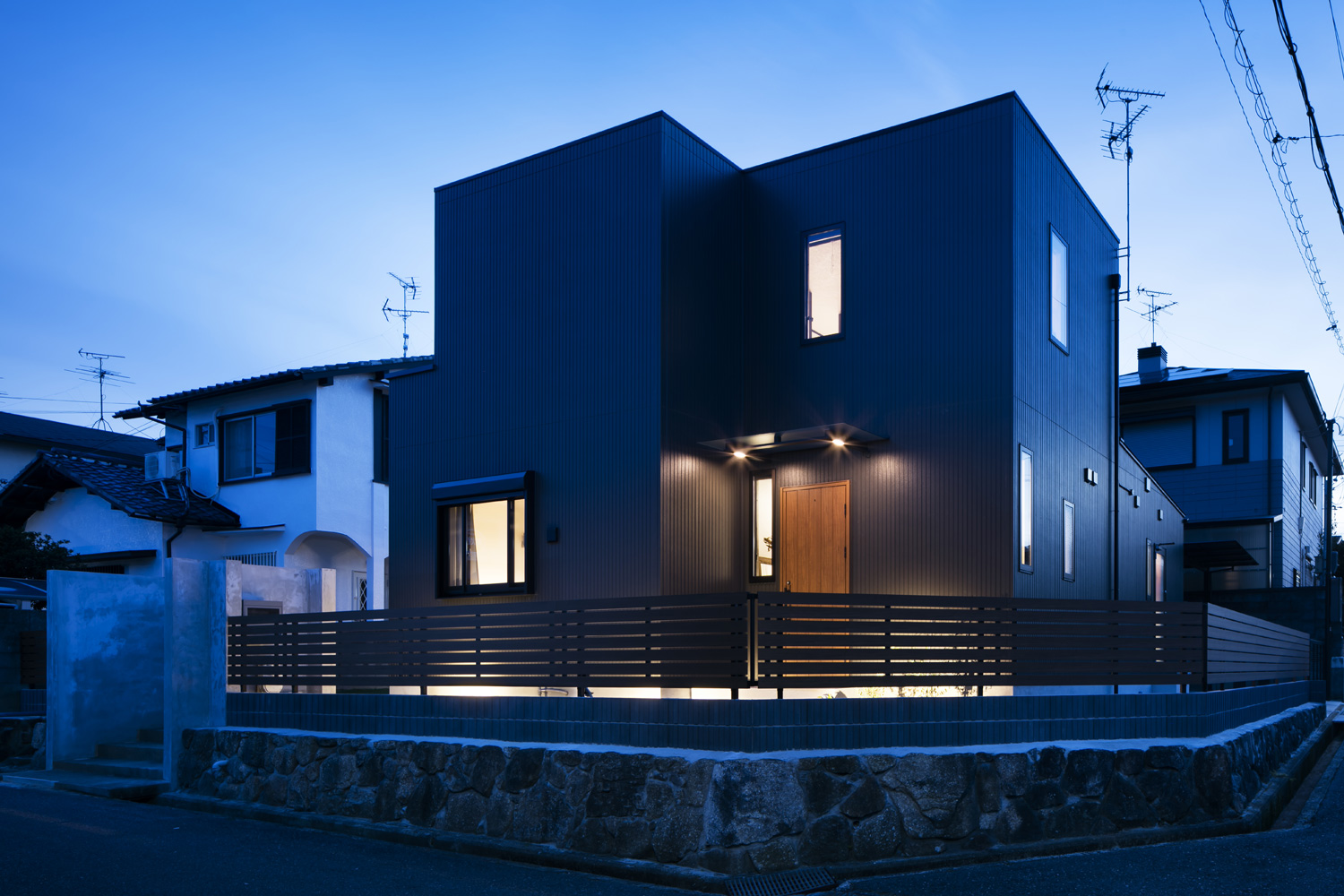 角地に建つキューブ状の外観の住宅を斜めから見た様子・デザイン住宅 注文住宅・デザイン住宅建築実例_『CASE610 Lagom hus　ちょうどいい家』_外観