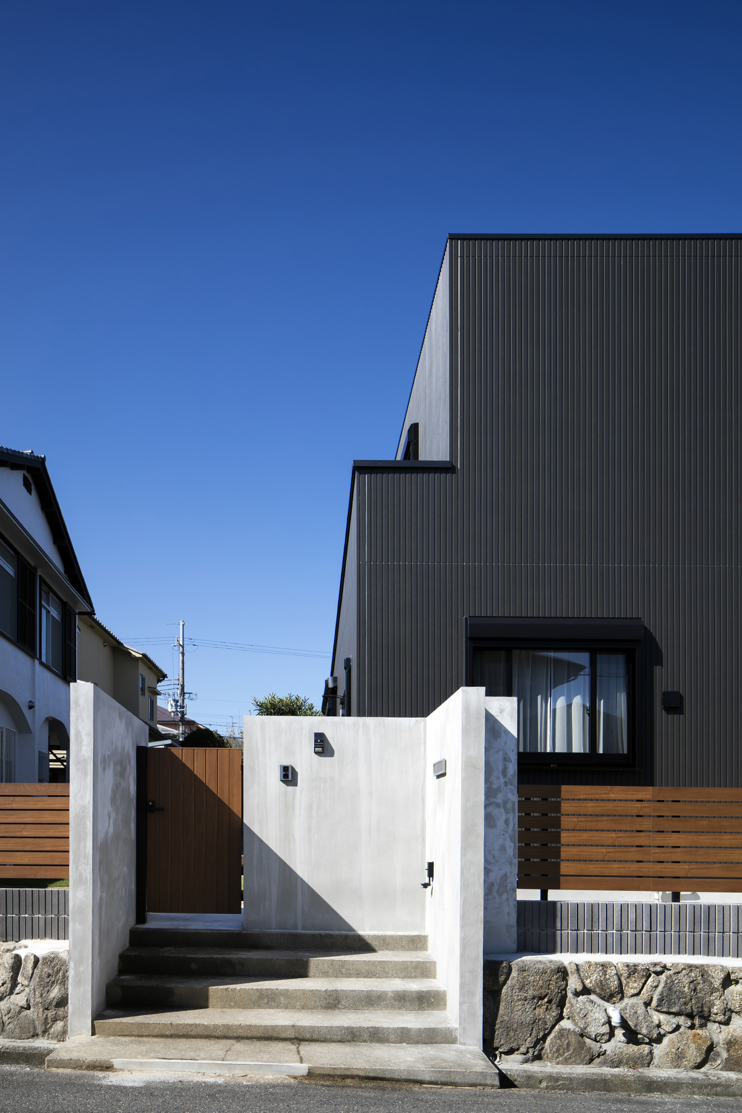 コンクリートの門扉を設けた階段の玄関アプローチ・デザイン住宅 注文住宅・デザイン住宅建築実例_『CASE610 Lagom hus　ちょうどいい家』_外観