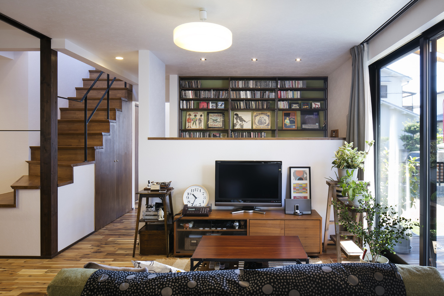 レコードを並べた壁面収納があるLDK・デザイン住宅 注文住宅・デザイン住宅建築実例_『CASE610 Lagom hus　ちょうどいい家』_LDK