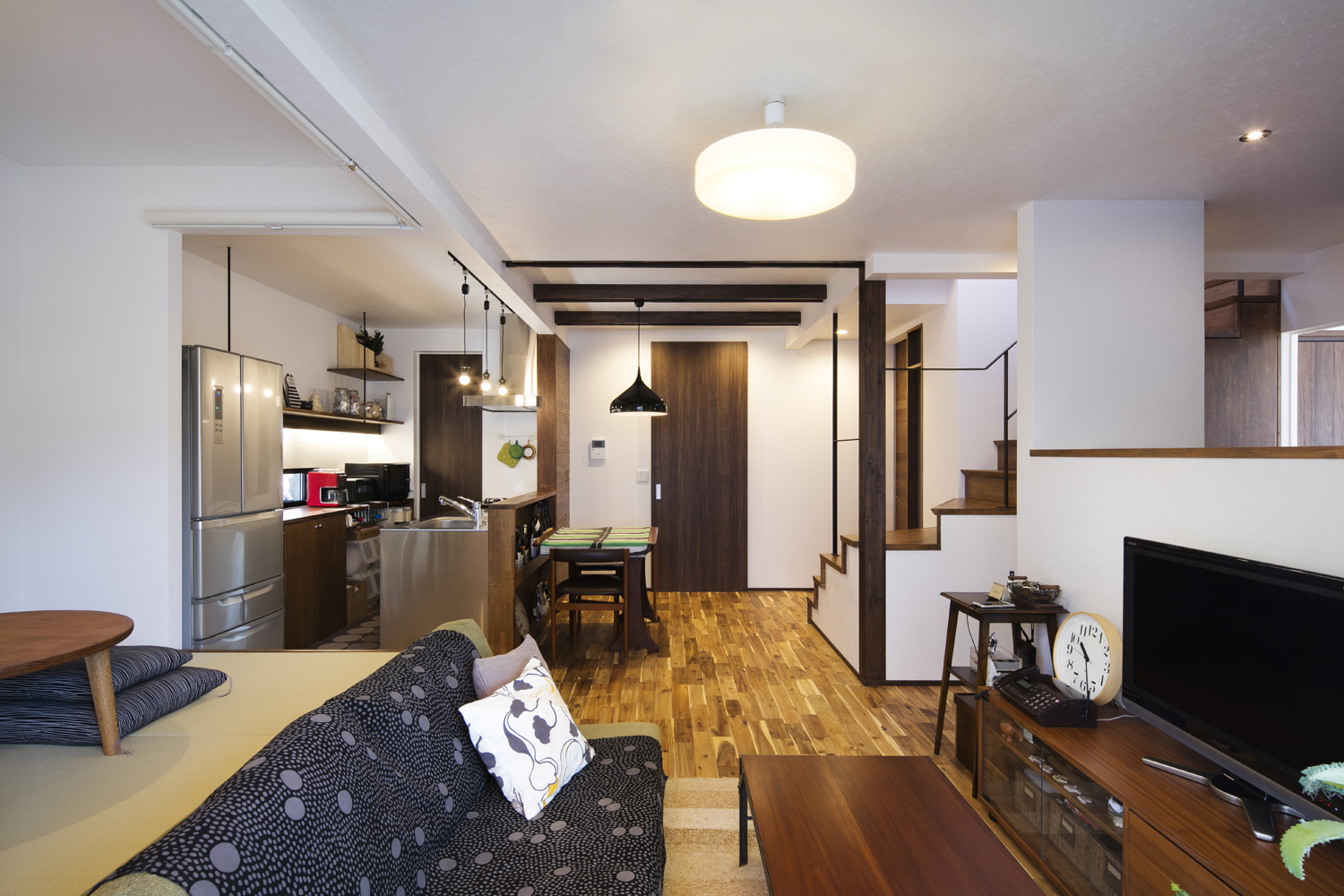 様々なペンダントライトが取り付けられたフローリングのLDK・デザイン住宅 注文住宅・デザイン住宅建築実例_『CASE610 Lagom hus　ちょうどいい家』_LDK