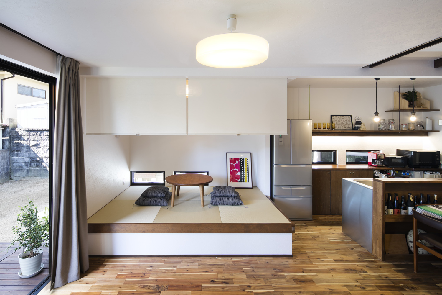 小上がりの畳スペースにロールスクリーンを取り付けたLDK・デザイン住宅 注文住宅・デザイン住宅建築実例_『CASE610 Lagom hus　ちょうどいい家』_LDK