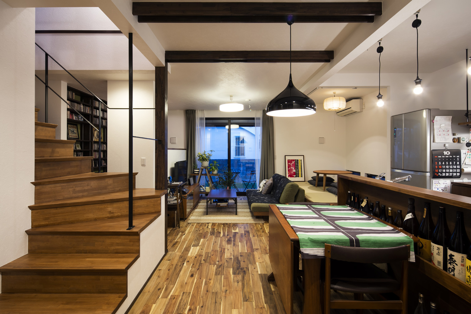 テラスに繋がる窓がある、ペンダントライトに照らされたLDK・デザイン住宅 注文住宅・デザイン住宅建築実例_『CASE610 Lagom hus　ちょうどいい家』_LDK