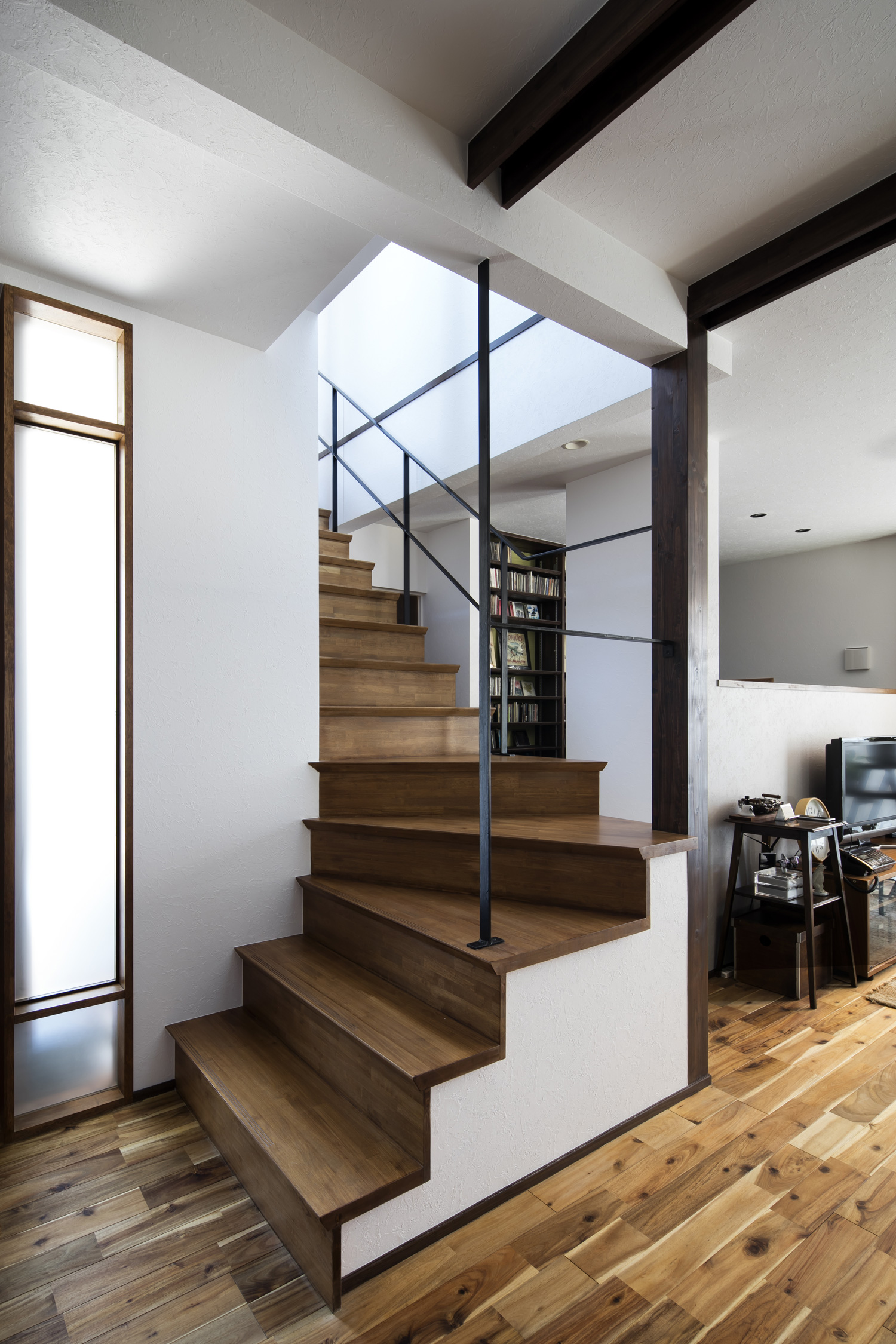 アイアンの手すりがついた木製の箱型階段・デザイン住宅 注文住宅・デザイン住宅建築実例_『CASE610 Lagom hus　ちょうどいい家』_階段