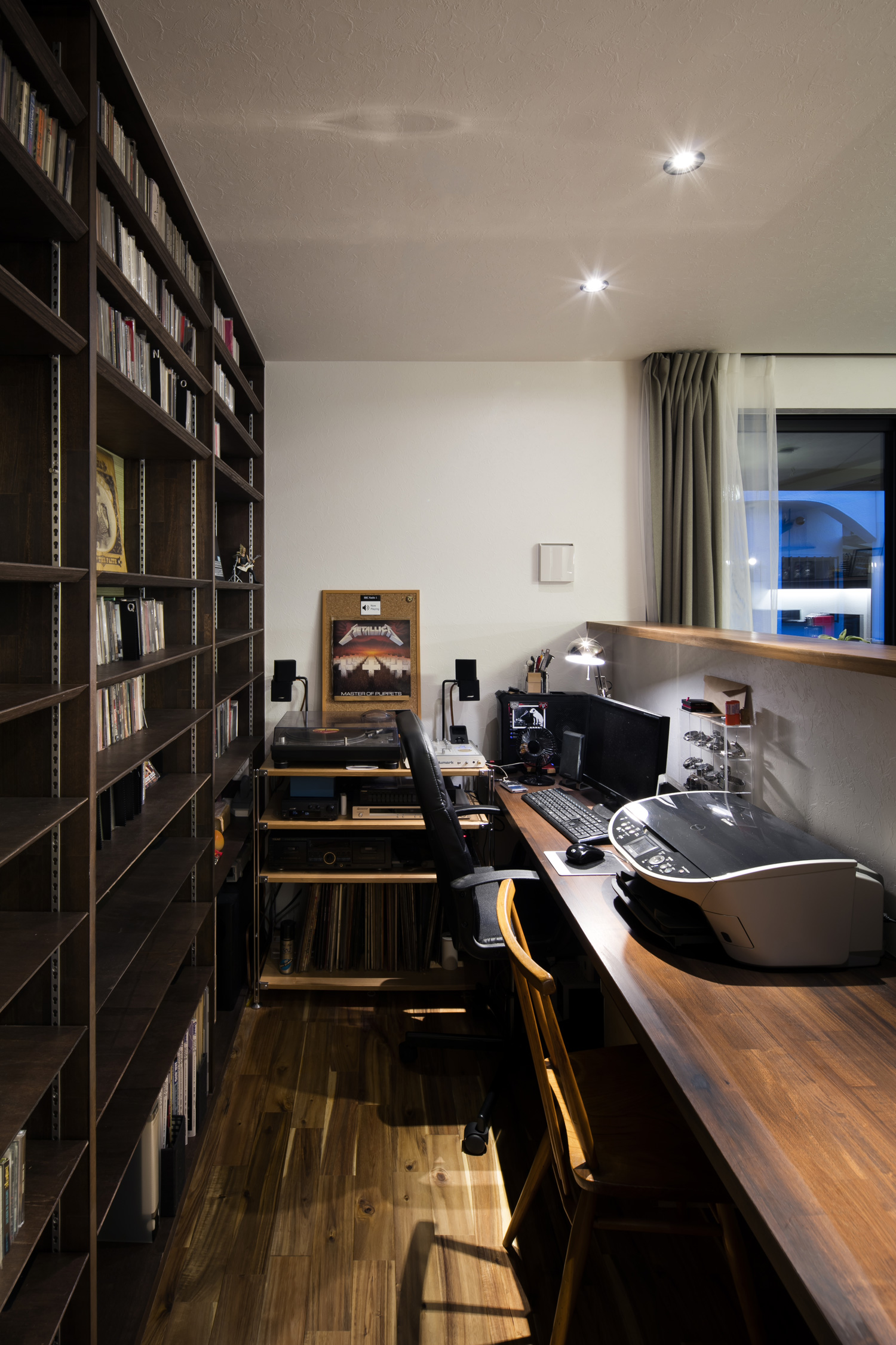 壁付けデスクの背面に壁面収納を設けた書斎・デザイン住宅 注文住宅・デザイン住宅建築実例_『CASE610 Lagom hus　ちょうどいい家』_書斎