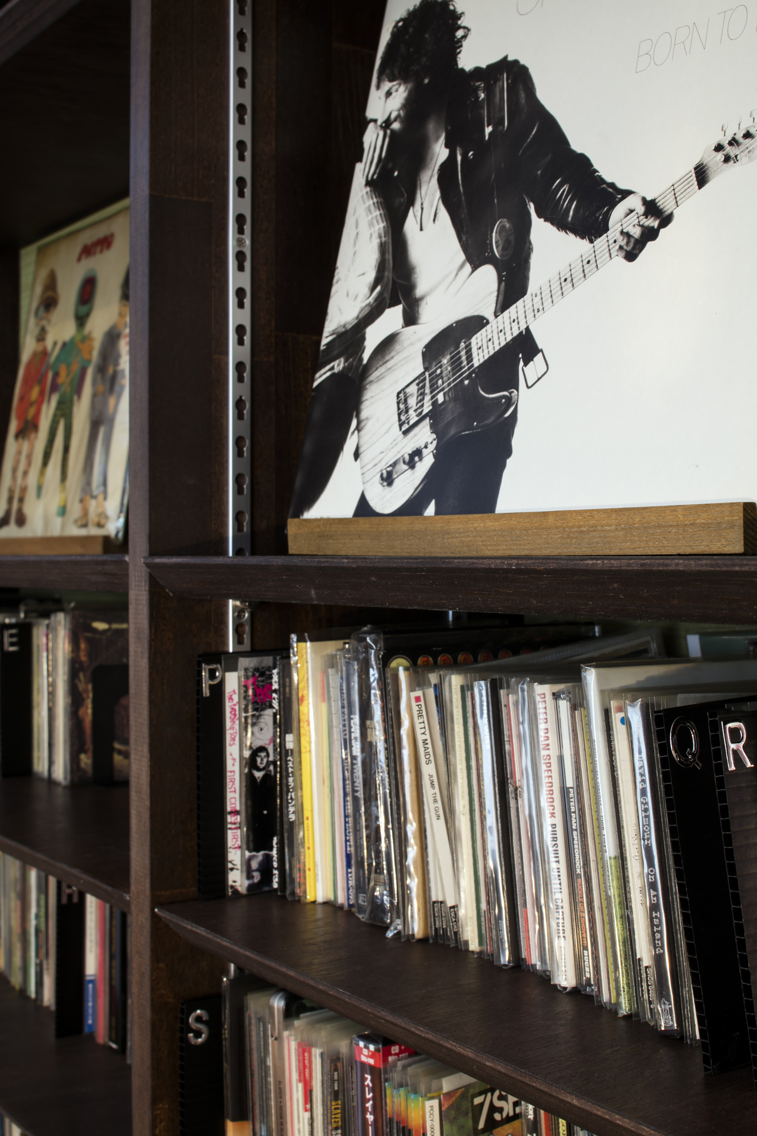 CDやレコードをディスプレイすることが出来る壁面収納・デザイン住宅 注文住宅・デザイン住宅建築実例_『CASE610 Lagom hus　ちょうどいい家』_書斎