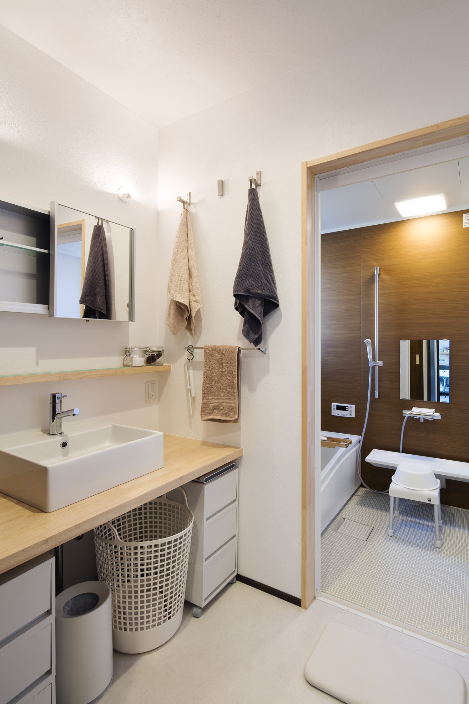 洗面所と浴室が繋がる様子・デザイン住宅 注文住宅・デザイン住宅建築実例_『CASE610 Lagom hus　ちょうどいい家』_浴室・洗面所