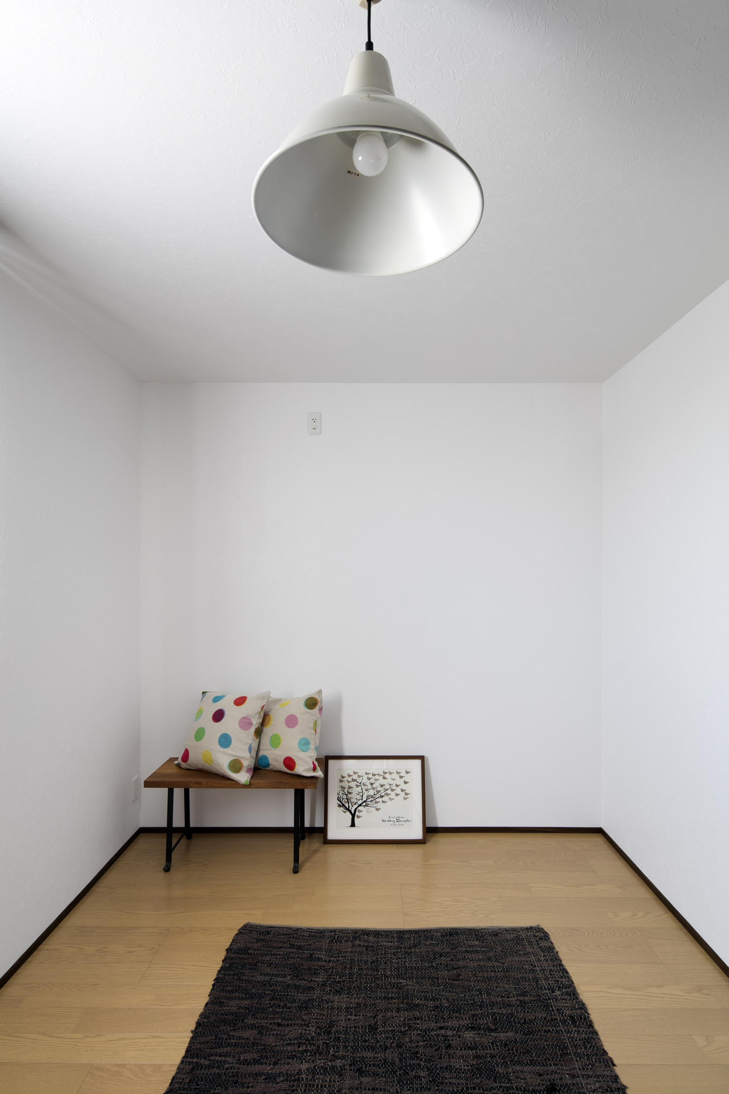 ペンダントライトを取り付けたフローリングのシンプルな個室・デザイン住宅 注文住宅・デザイン住宅建築実例_『CASE610 Lagom hus　ちょうどいい家』_フリースペース