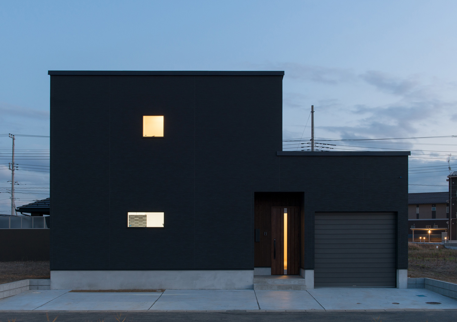 小さな窓から光が漏れるキューブ状の外観の住宅・デザイン住宅 注文住宅・デザイン住宅建築実例_『CASE611 黒曜×石英』_外観